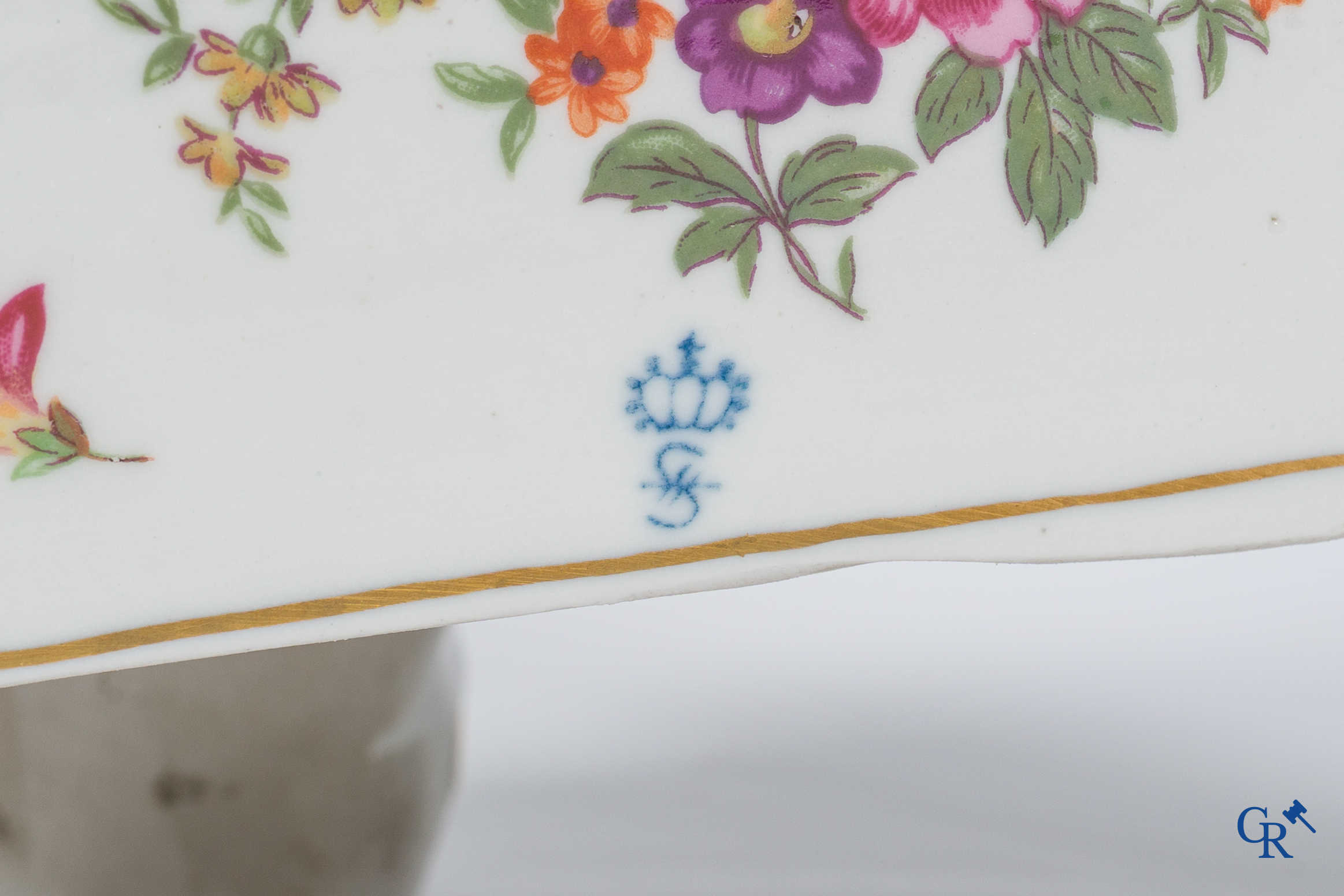 Sitzendorf. Grote pendule in Duits porselein met voorstelling van de 4 jaargetijden.