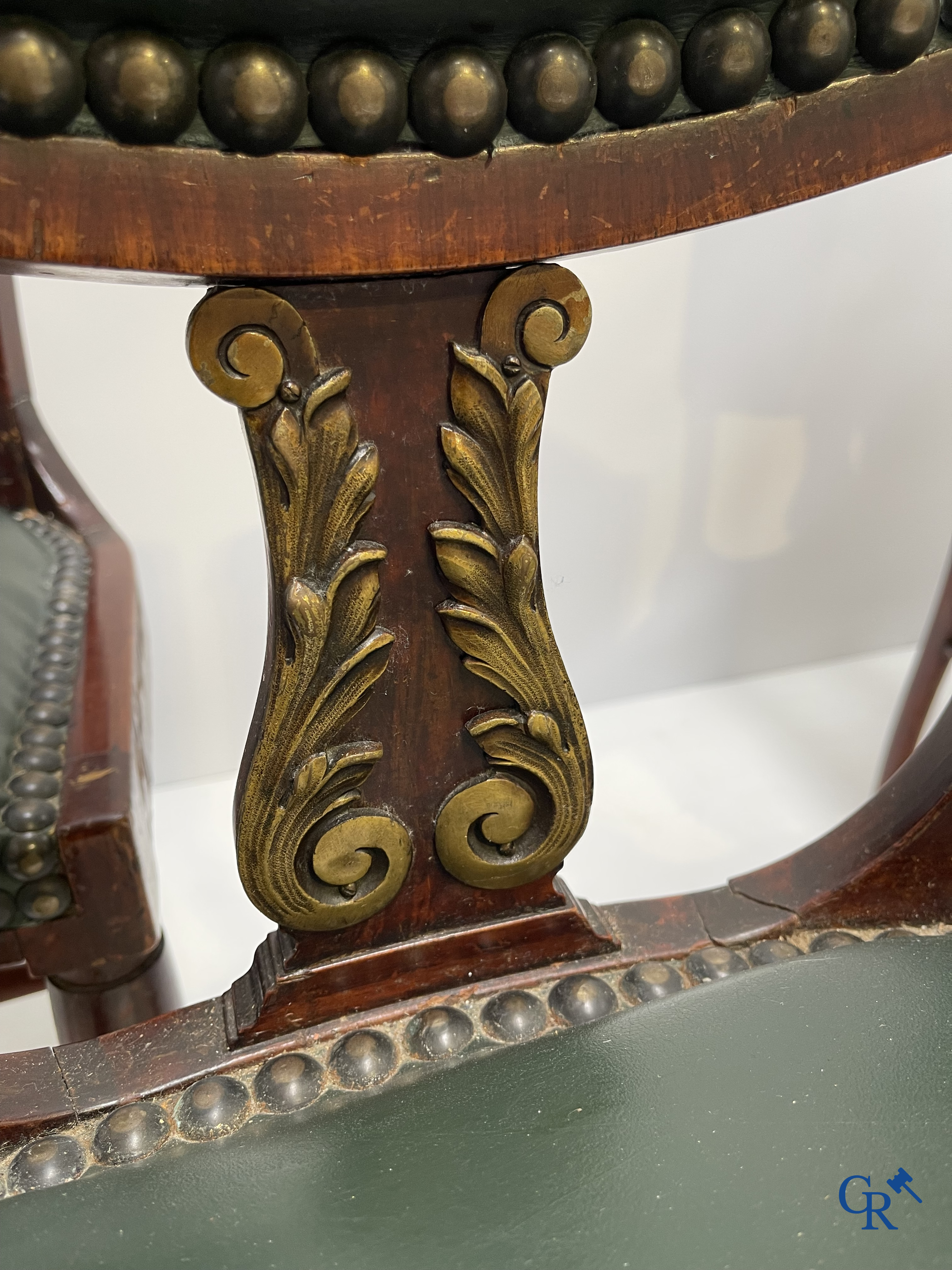 Uitzonderlijk eetkamermeubilair in mahoniehout fineer, marmer en brons. Napoleon III stijl. Circa 1900.