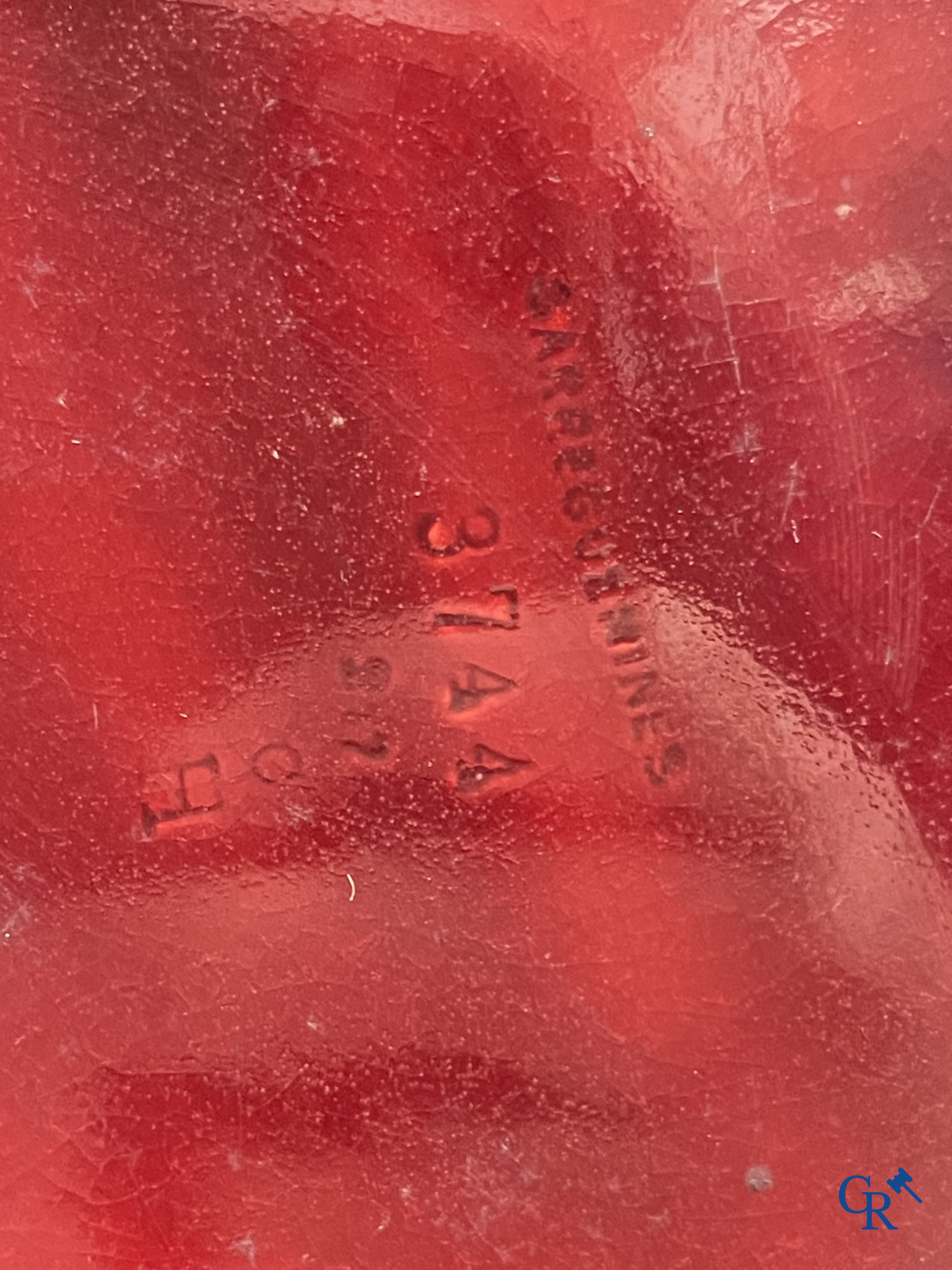 Art Nouveau, Sarreguemines. Een cache pot in geëmailleerde faience of barbotine op bijhorende staander. Circa 1910.