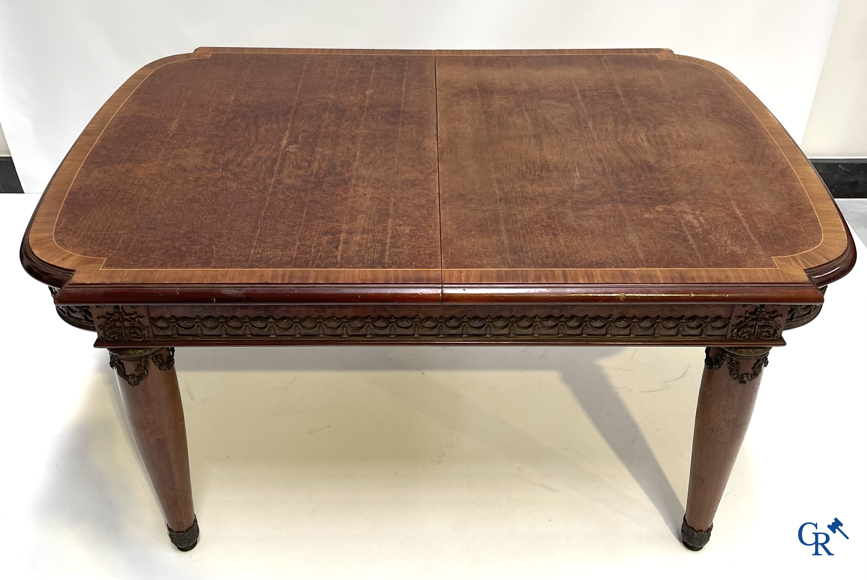 Uitzonderlijk eetkamermeubilair in mahoniehout fineer, marmer en brons. Napoleon III stijl. Circa 1900.