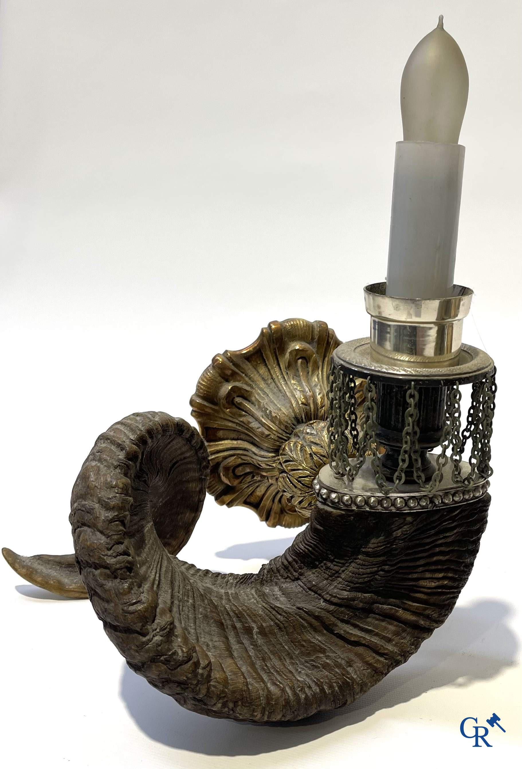 Een paar buitengewone decoratieve wandlichten in verguld en verzilverd brons met ramshoorns. Circa 1980.