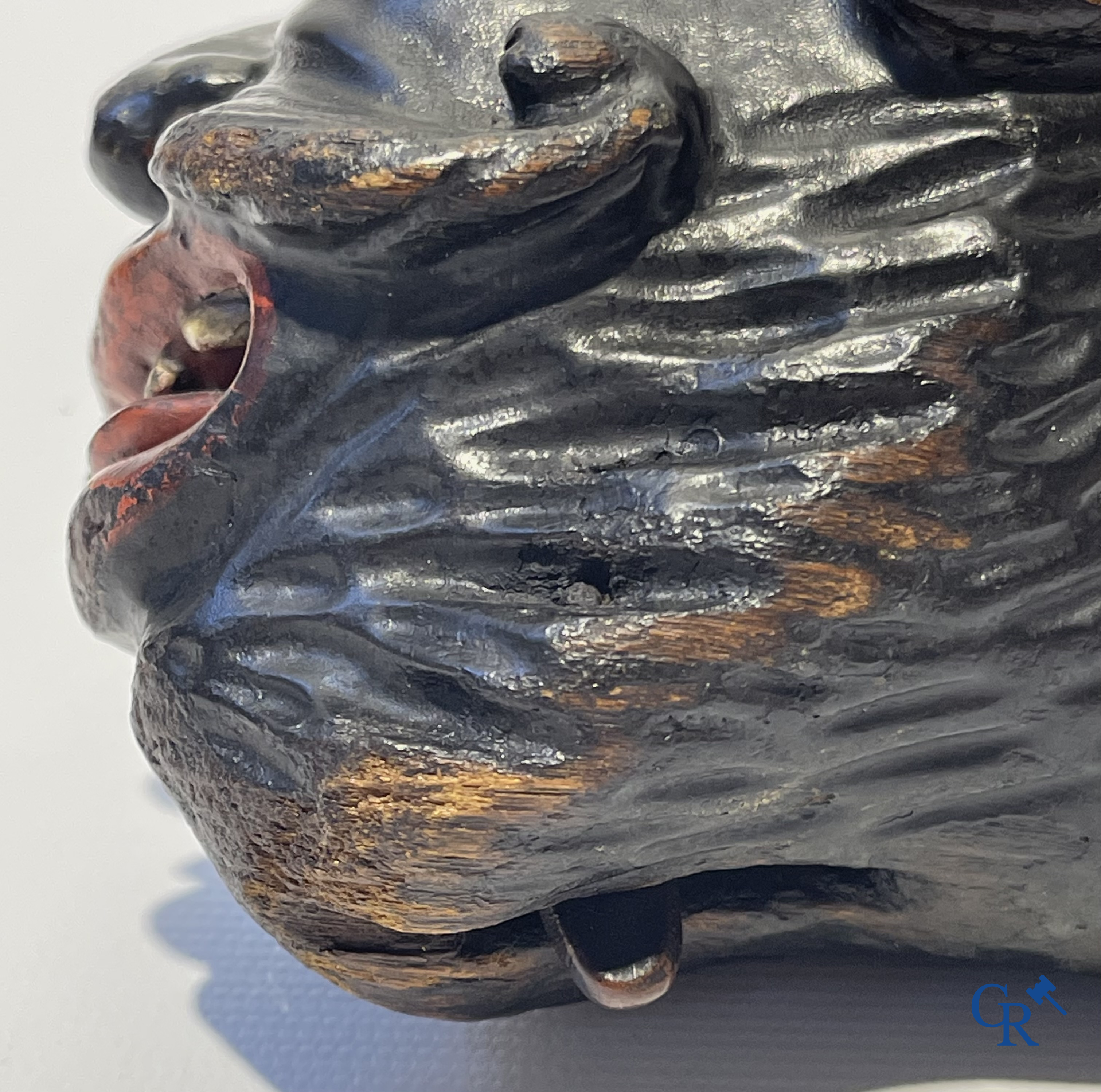 Uitzonderlijk grote zogenaamde Ulmer tabakspijp in gesneden en gepolychromeerd hout. Duitsland of Zwitserland 18e eeuw.