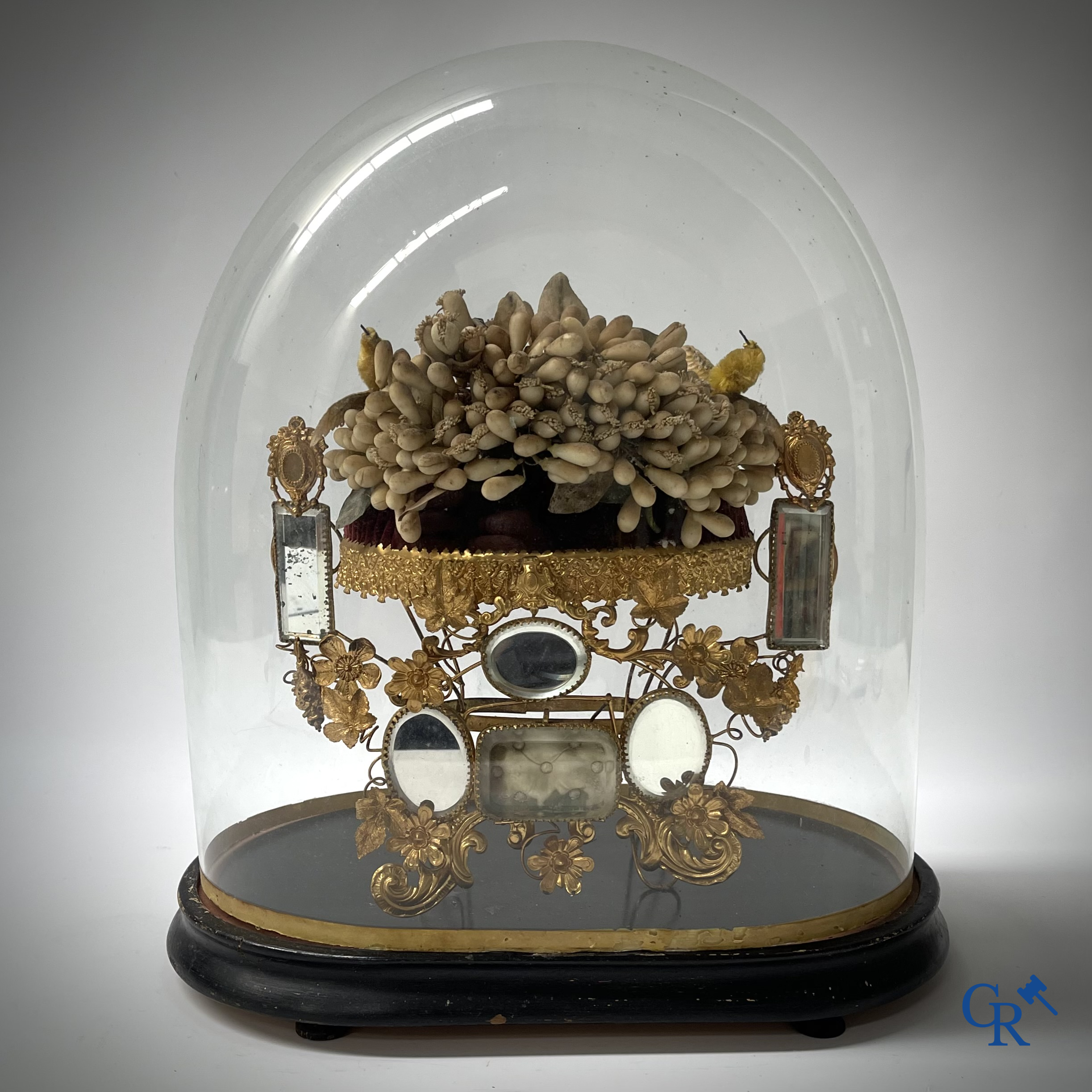 Prachtige globe met bruidsboeket en ingewerkte juwelendoos. Spiegels en vergulde messing. Circa 1900.