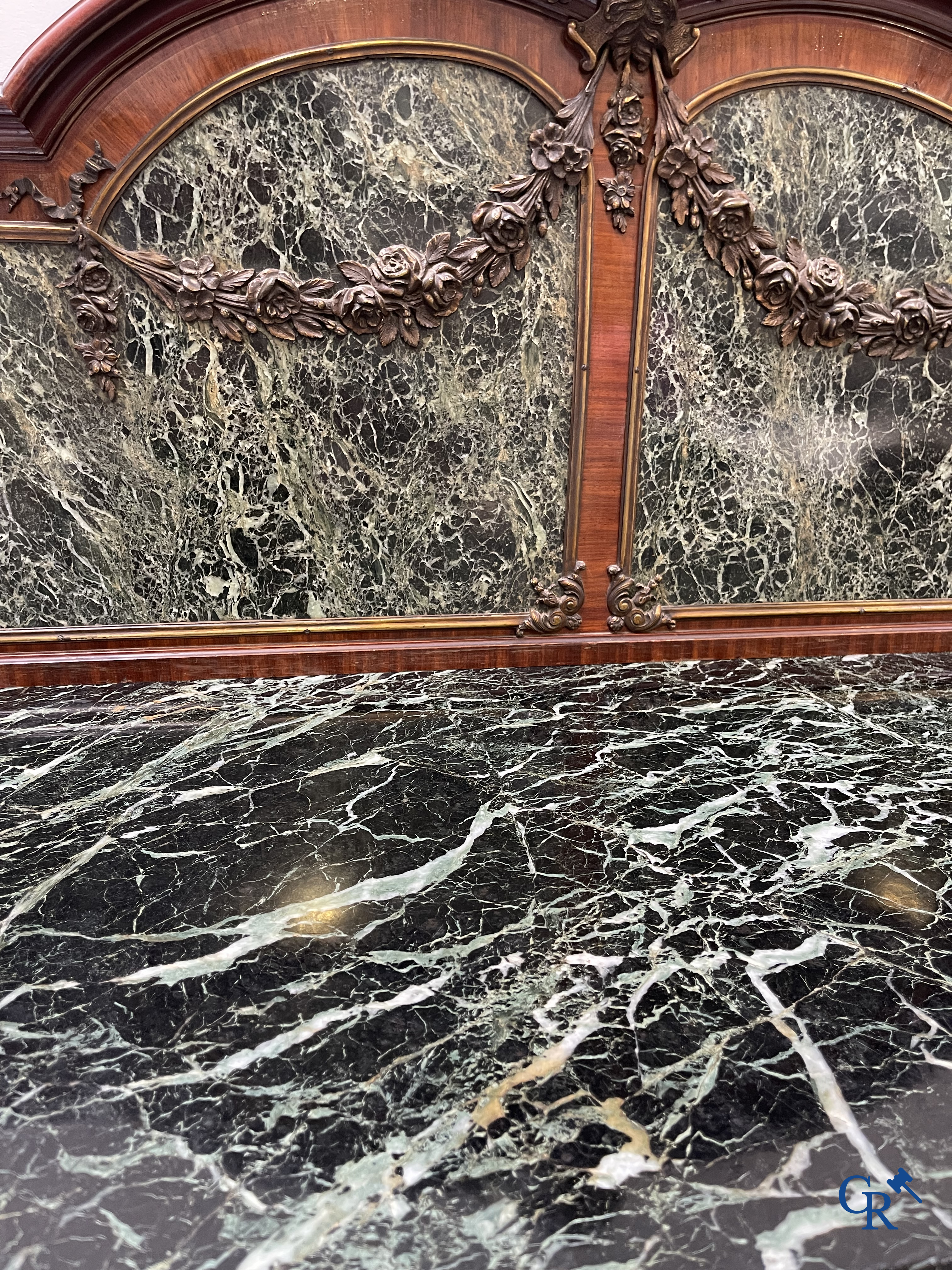 Uitzonderlijk eetkamermeubilair in mahoniehout fineer, marmer en brons. Napoleon III stijl. Circa 1900.