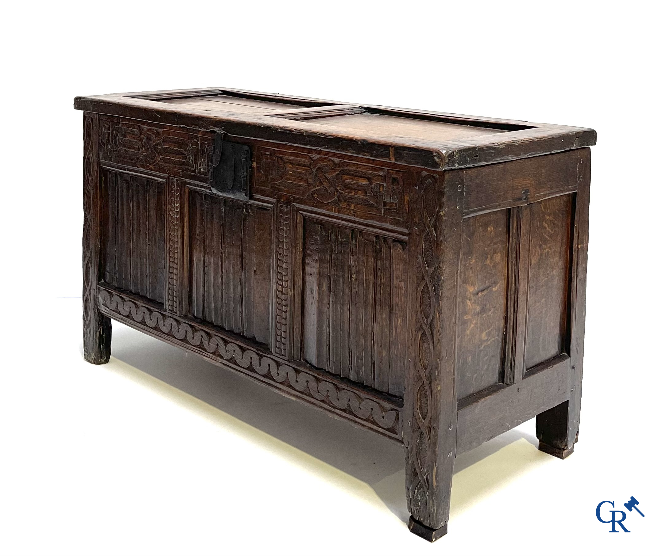 Eikenhouten koffer met briefpanelen in Gotische stijl. 16e-17e eeuw.