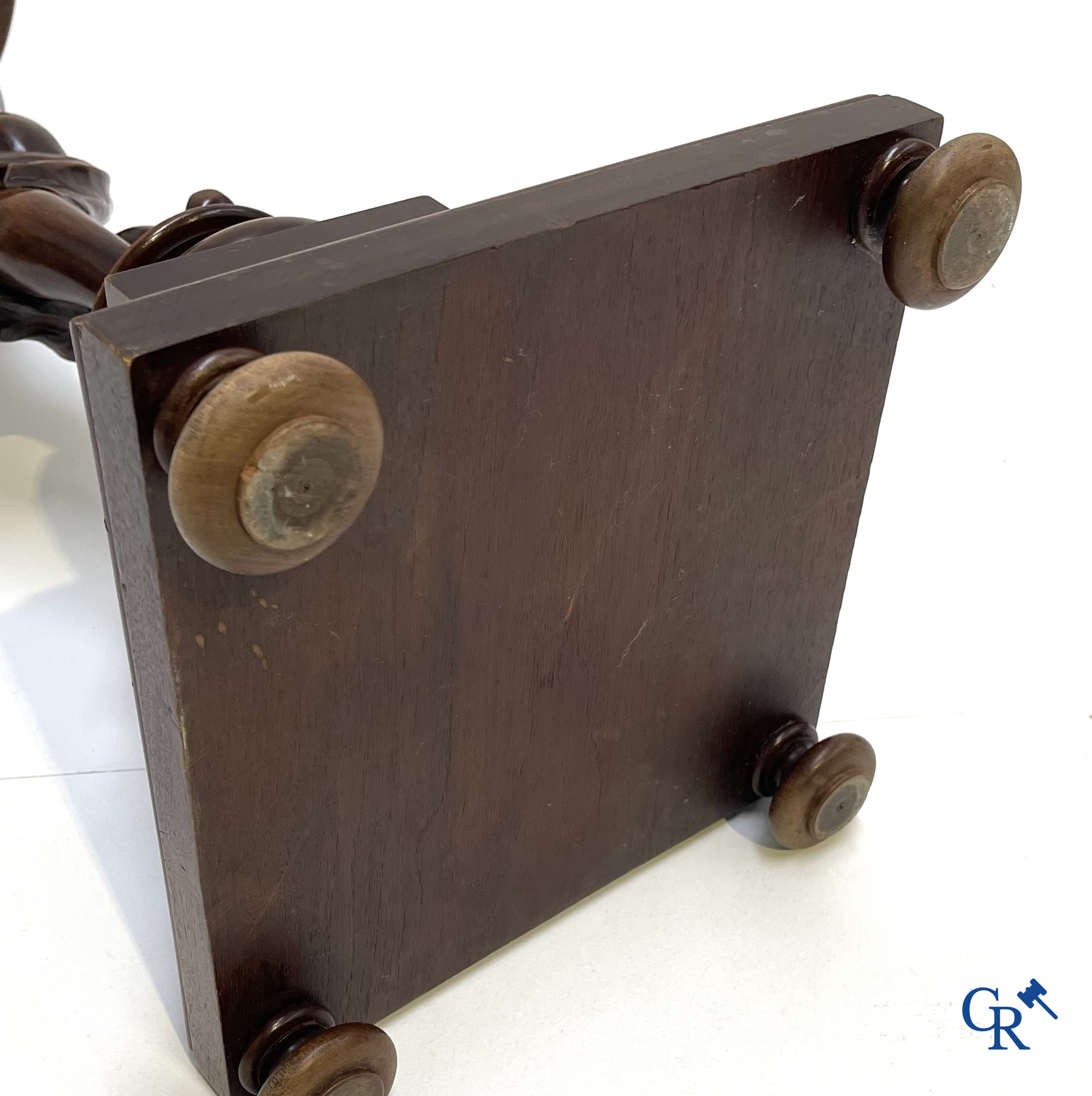 Een gesculpteerde sokkel in fruithout met putti. Circa 1920.