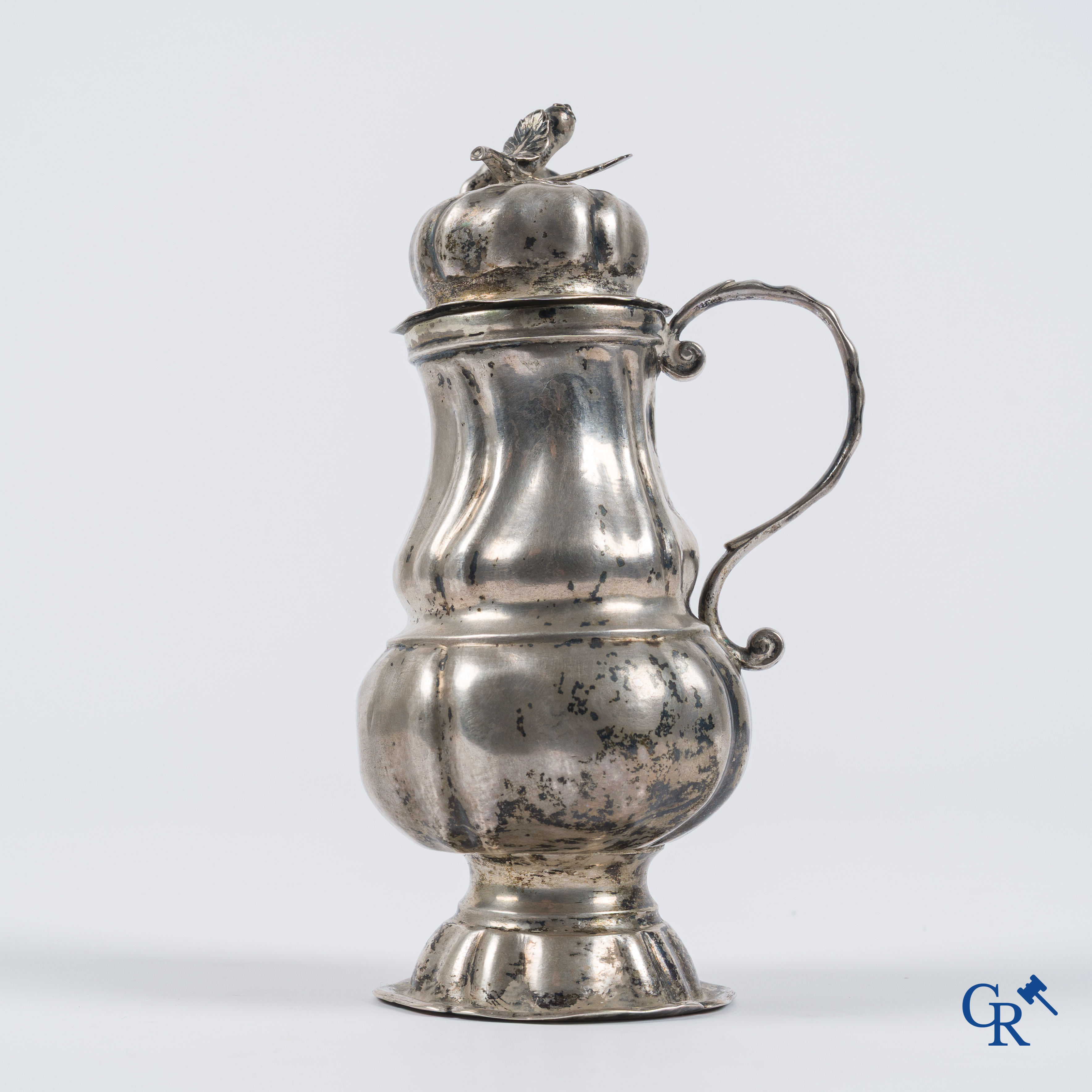 Zilver. Mosterdpot in zilver. Duimsteun met masker. Vermoedelijk België, 18e eeuw.
