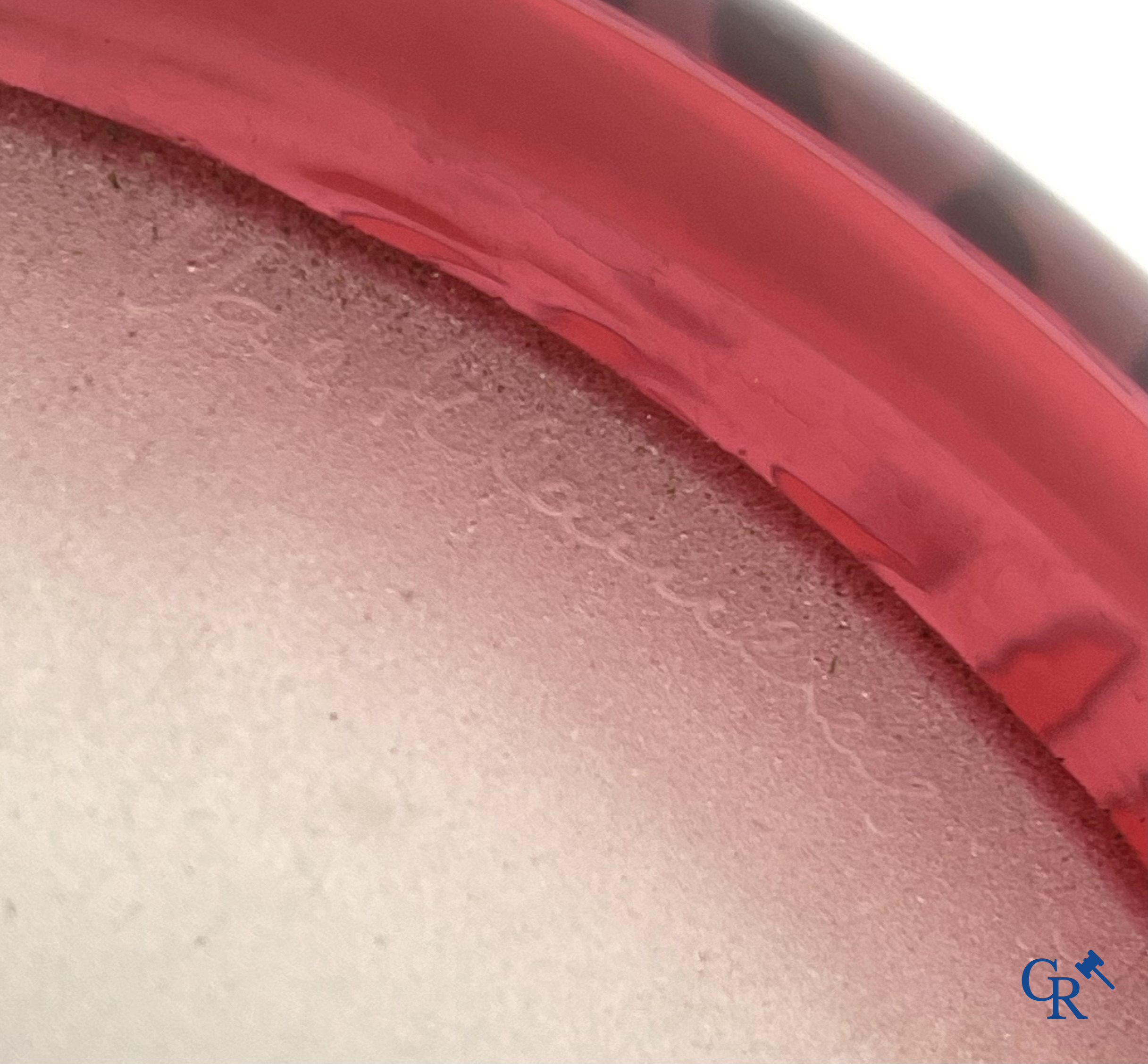 Val Saint Lambert. Een vaas in kristal met bloemendecor. Gesigneerd  en monogram J.S. (Simon).