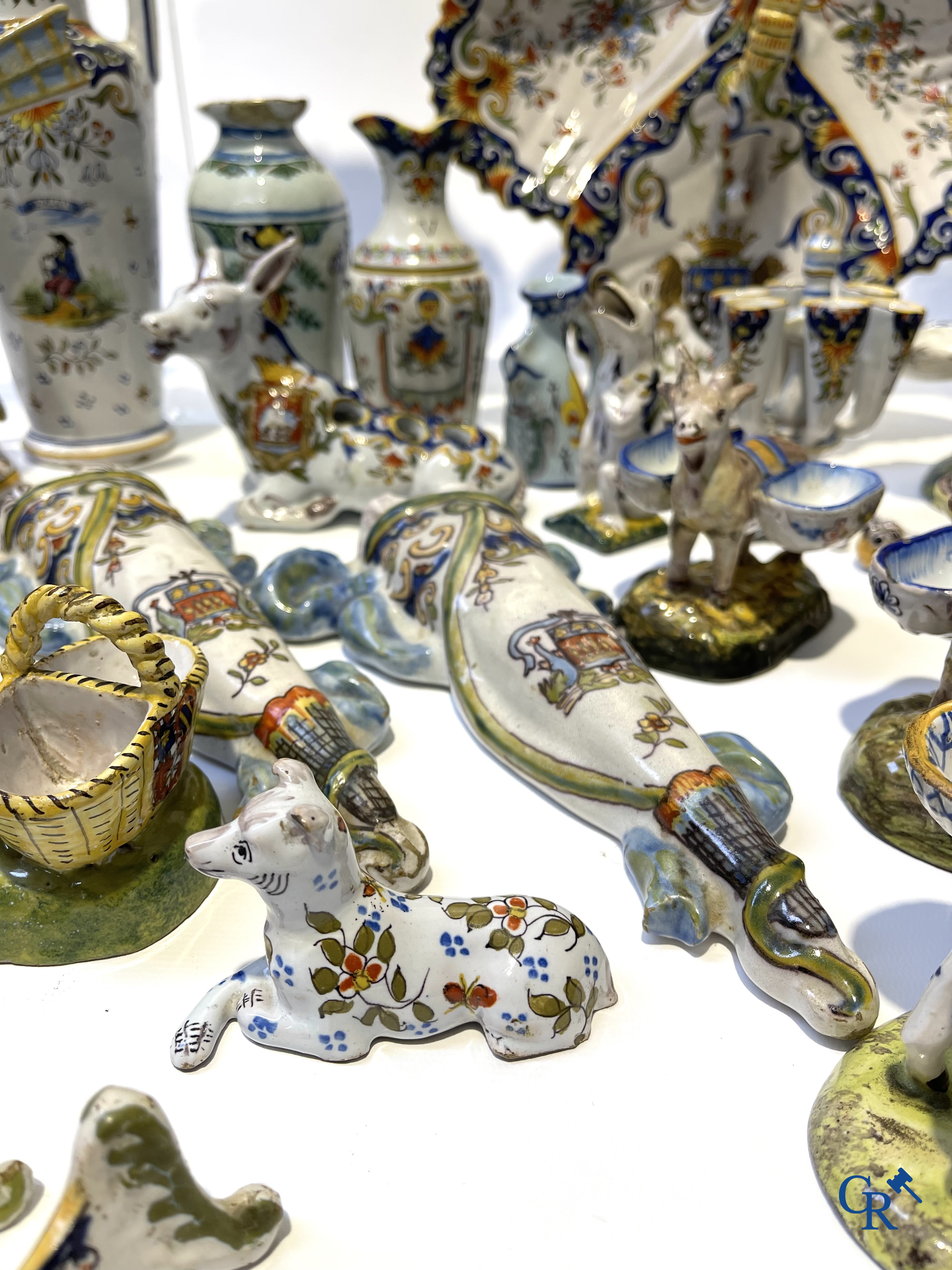 Faience van Rouen, Devres. Interessant en groot lot met diverse polychrome vormstukken. 19e eeuw.