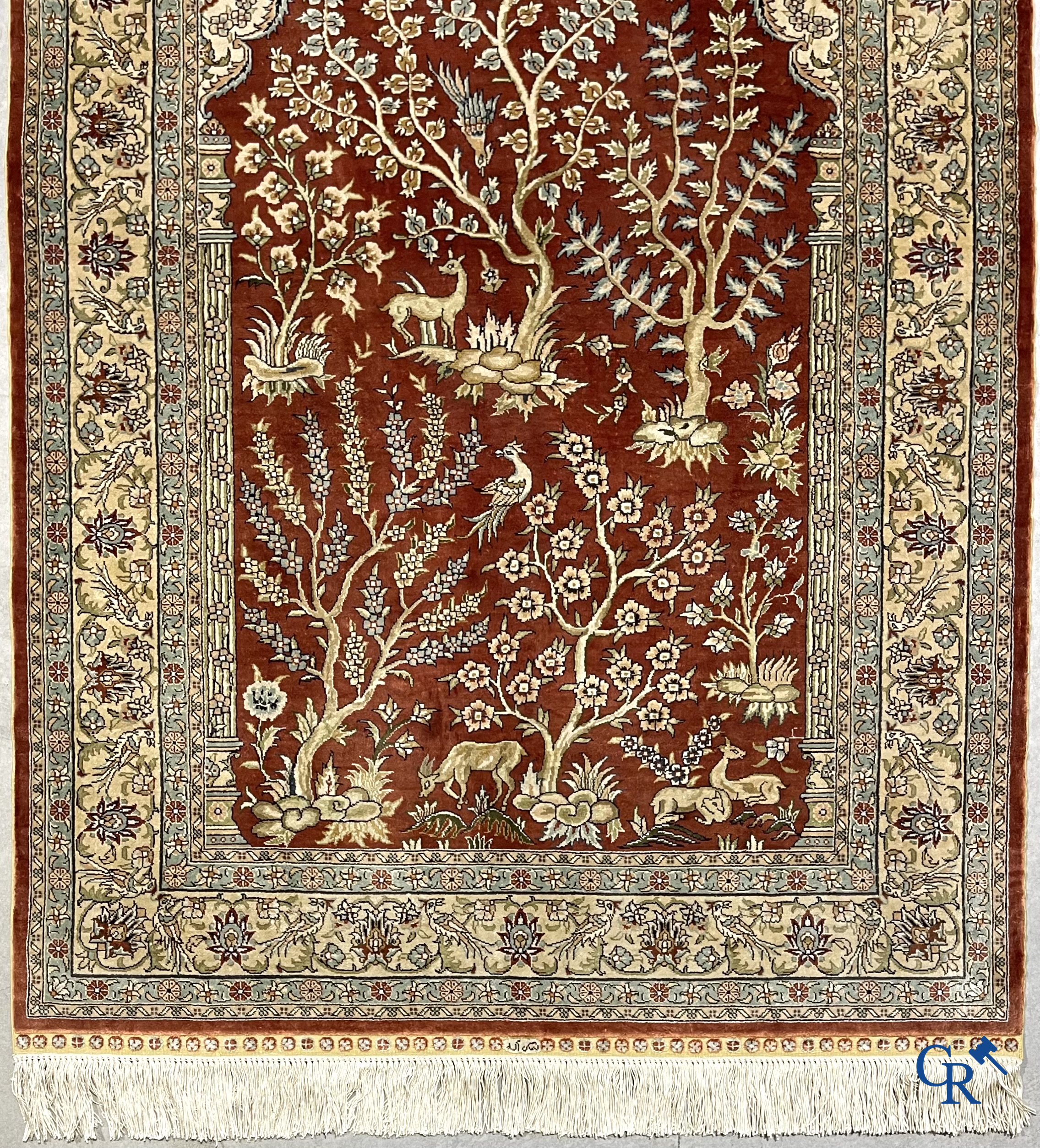 Oosterse tapijten. Hereke. Een fijn handgeknoopt zijden tapijt met dieren en vogels in het woud. Gesigneerd.