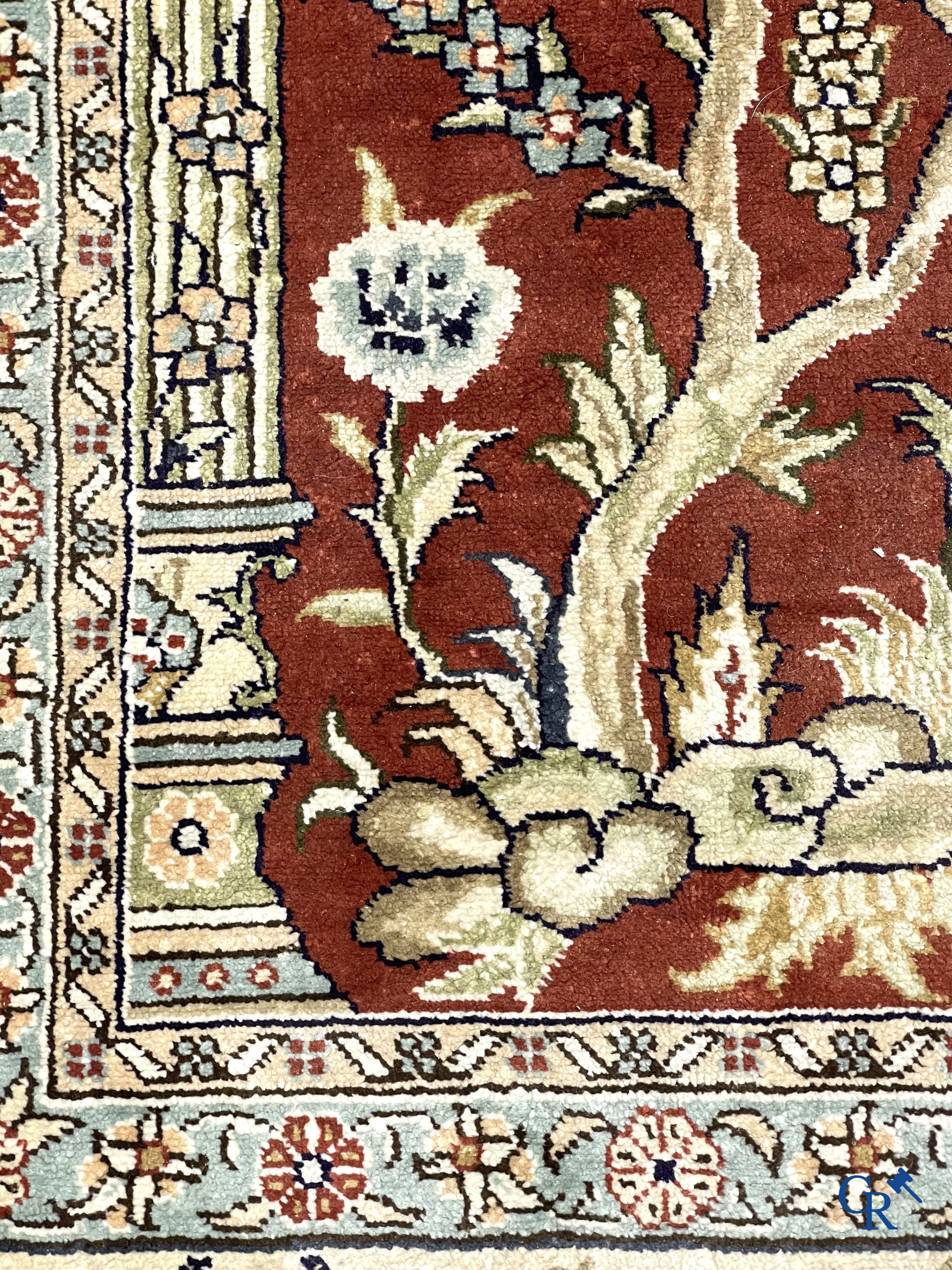 Oosterse tapijten. Hereke. Een fijn handgeknoopt zijden tapijt met dieren en vogels in het woud. Gesigneerd.