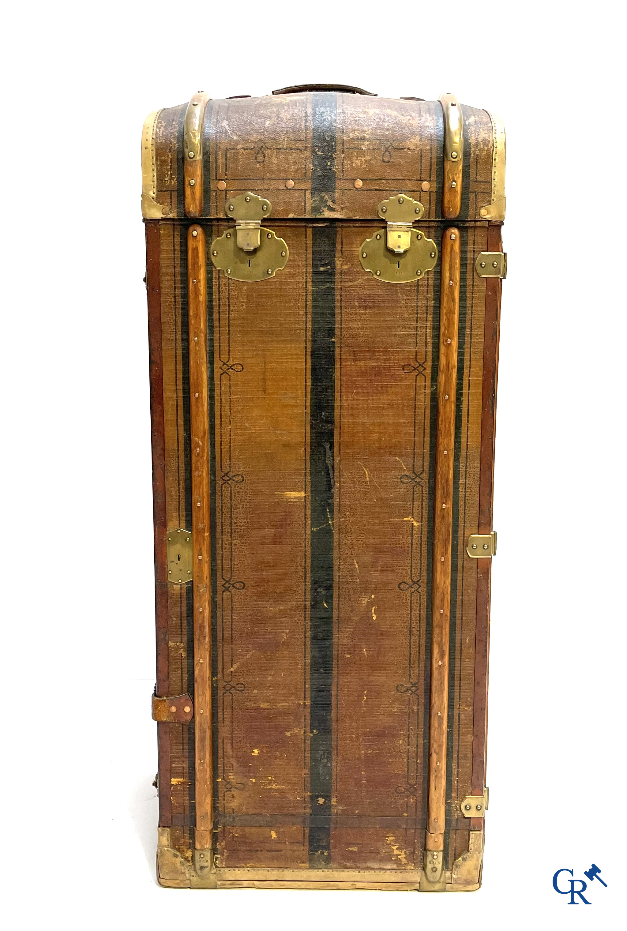 Antieke koffer. Buitengewone grote reiskoffer met dressing. Meerdere schuiven en opbergvakken. Circa 1900.