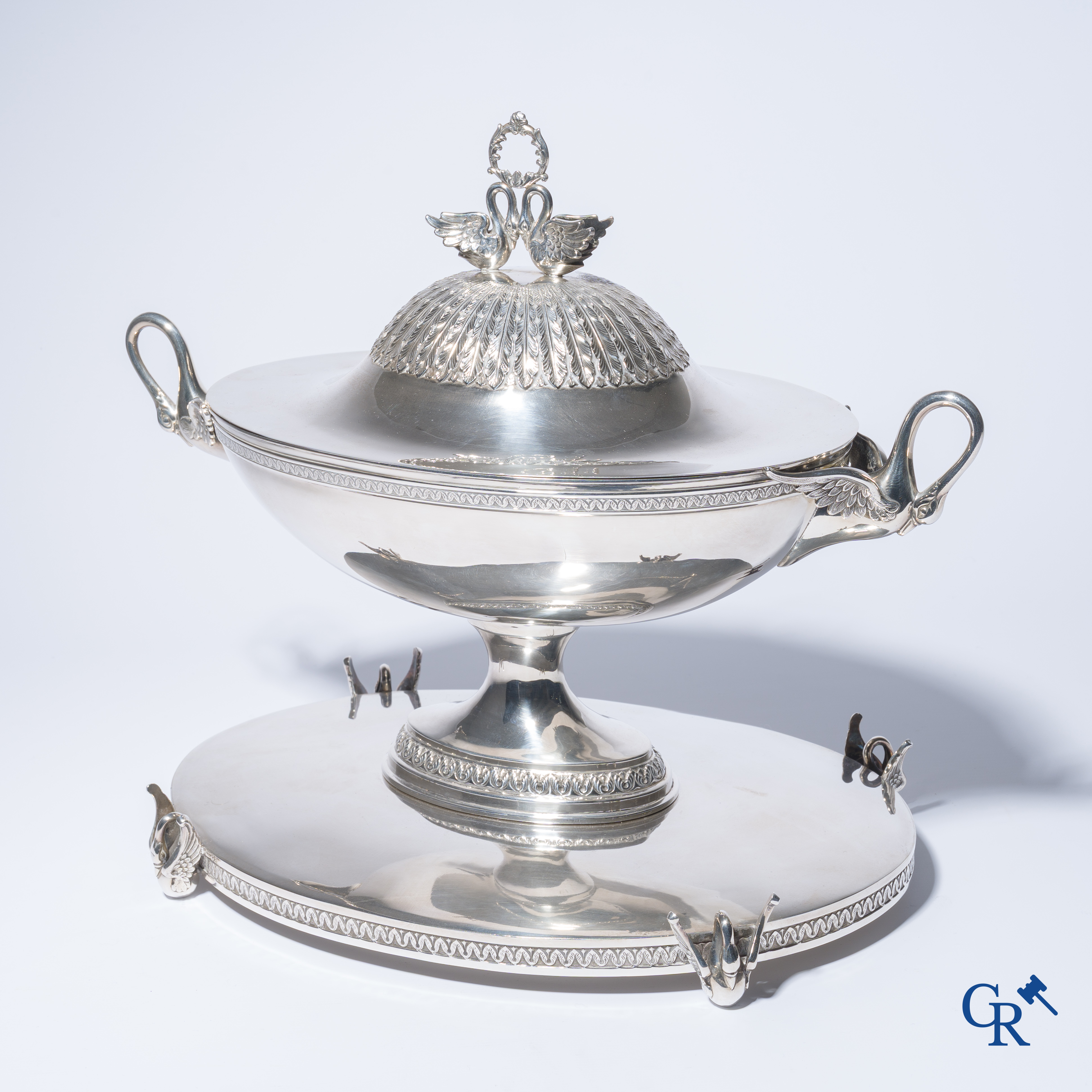 Zilver. Uitzonderlijk tafelmiddenstuk met zwanen in zilver 915°/00. Empire stijl.