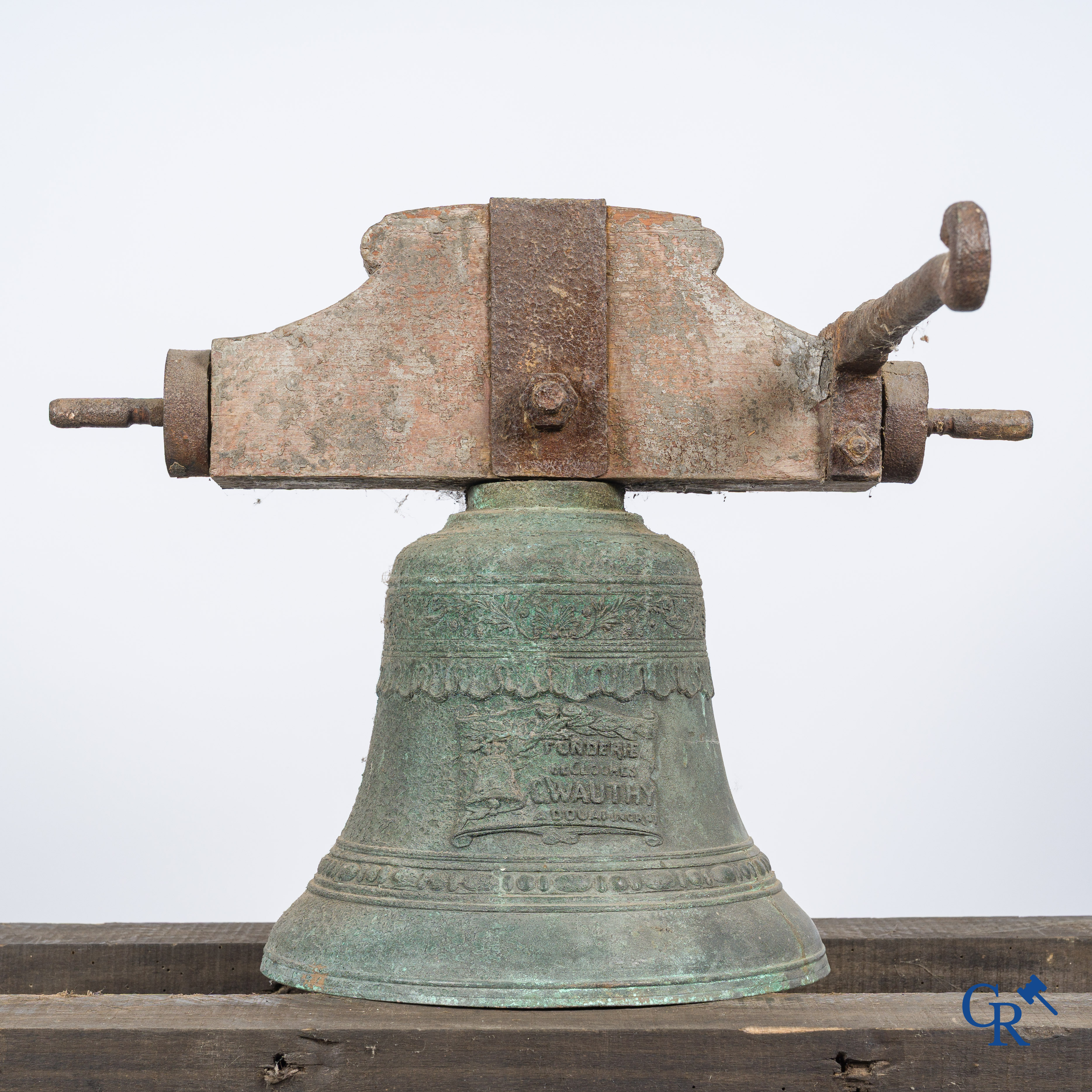 Religieuze objecten. Antieke bronzen kerk klok of kerk bel met houten juk. Fonderie des cloches C. Wauthy à Douai.