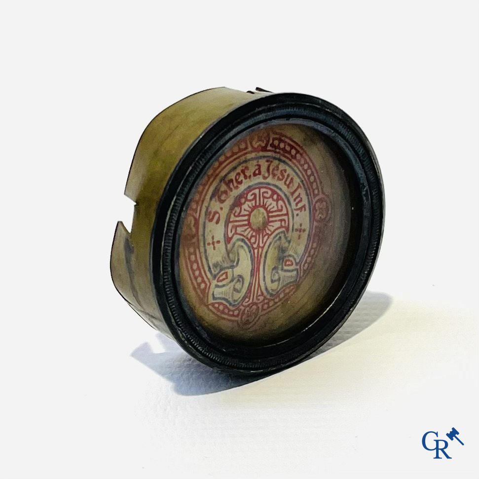 Religieuze objecten. Een verzegelde theca met relikwie van Sint Theresia van Avila.