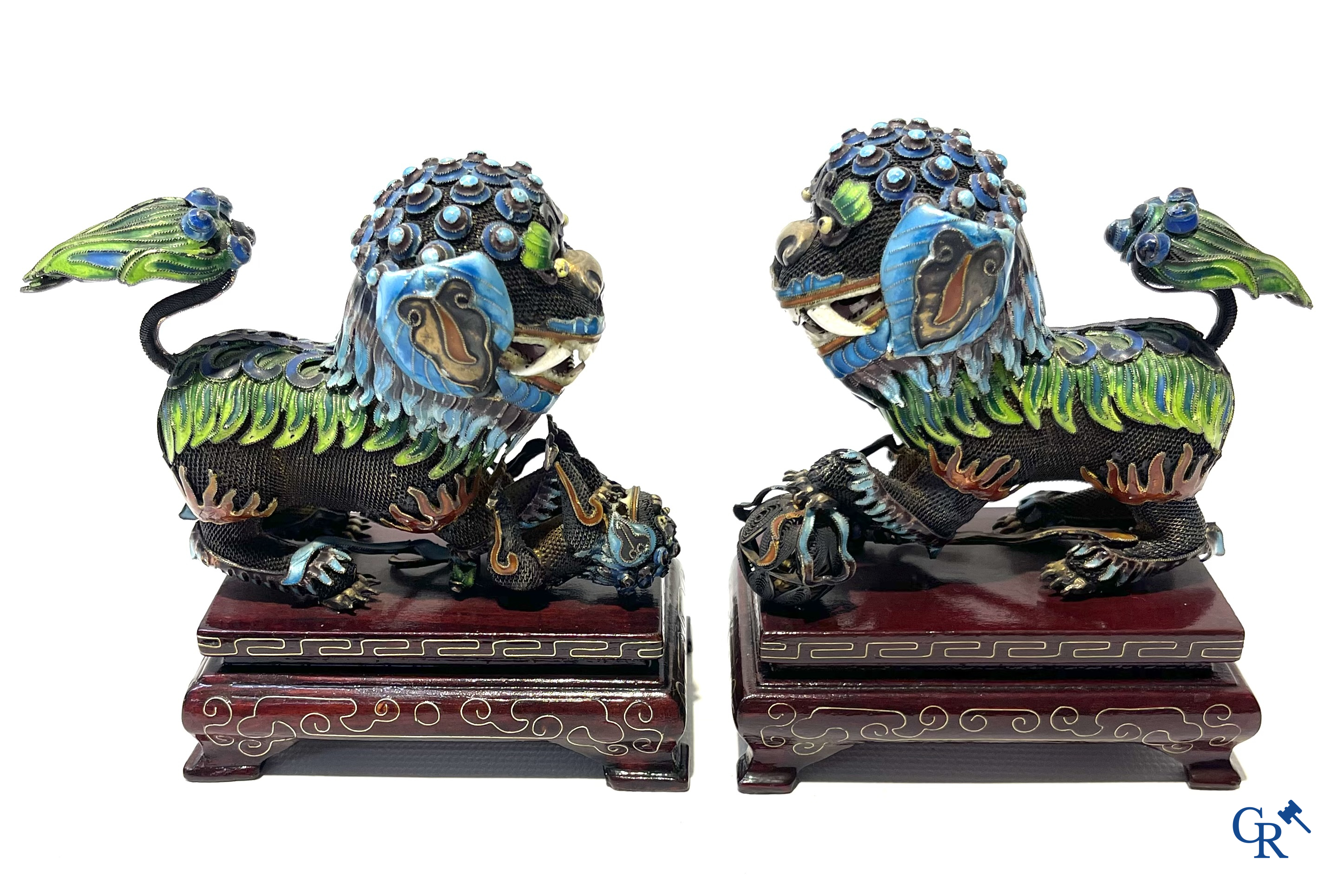 Aziatica. Een zilver, jade en filigraan dekselpot, 2 geëmailleerde filigraan Fo-honden en een bronzen boeddha.