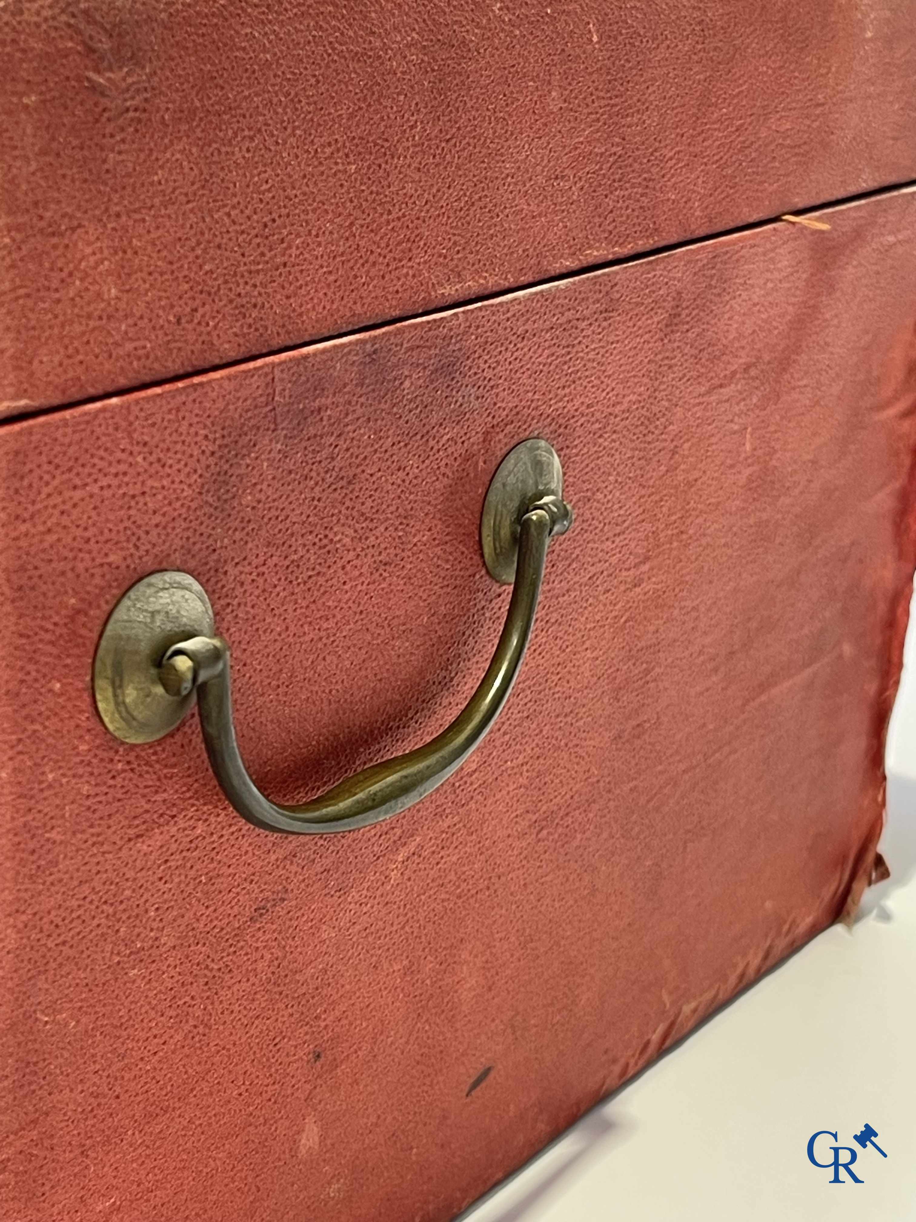 Oud speelgoed, Uitzonderlijk porseleinen poppenservies in originele koffer. Maison Bail, 210, Rue de Rivoli Paris.