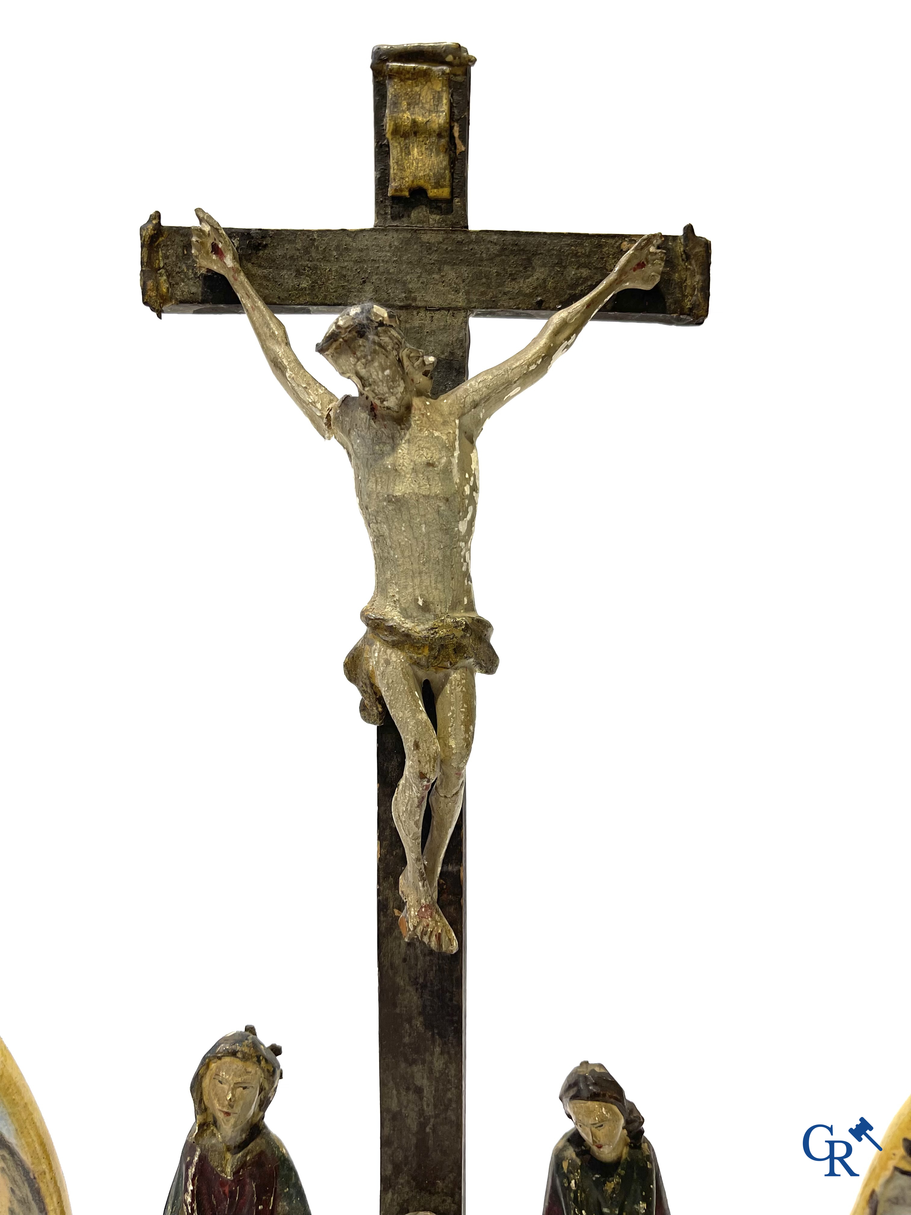 2 grote borden in Italiaanse polychrome faience en een hout gesculpteerde calvarieberg. 18e-19e eeuw.