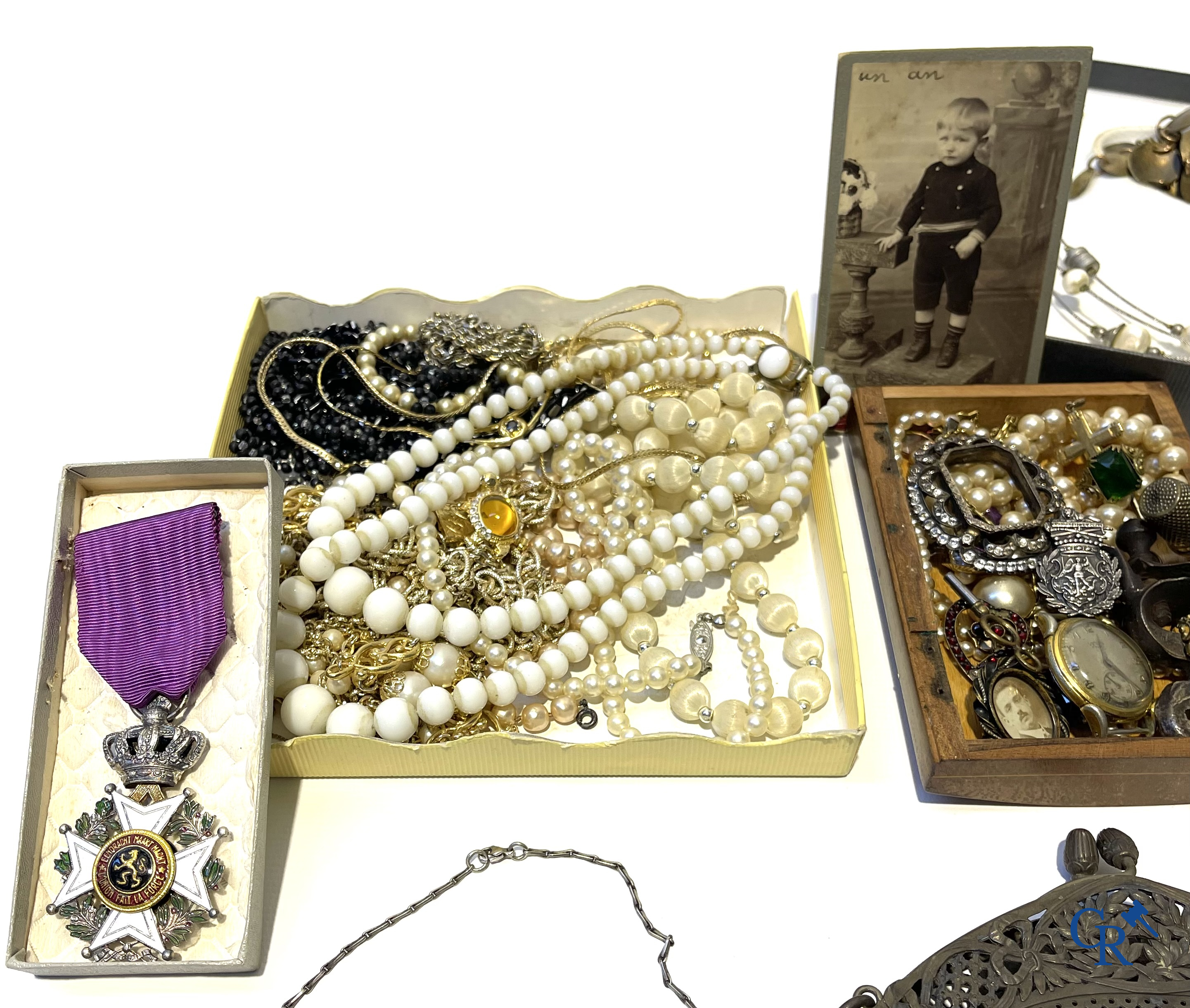 Groot lot verzamelobjecten, zakhorloge, fantasiejuwelen en andere. Meerdere in zilver.