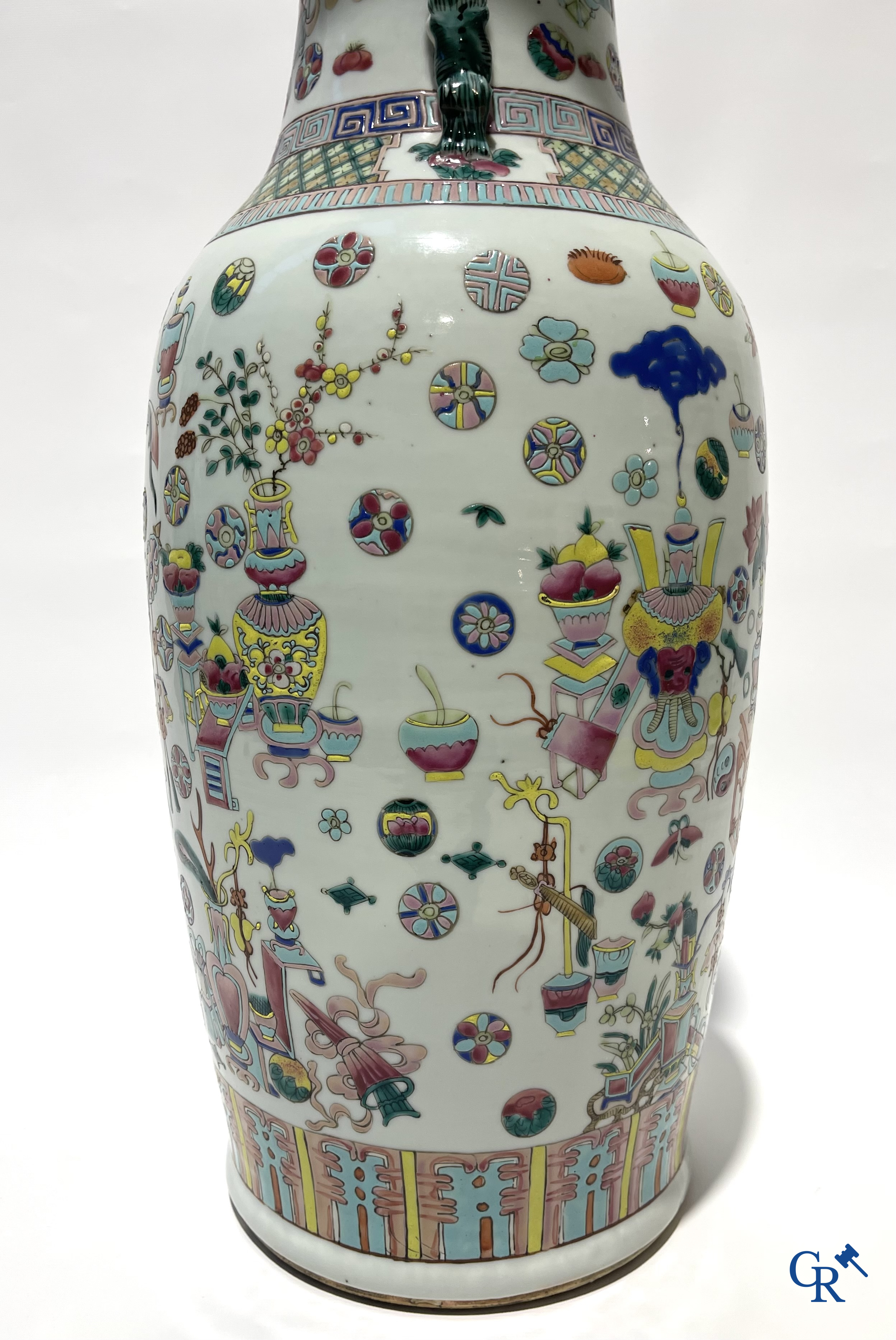 Aziatica. Chinees porselein. Een grote Chinese vaas met honderd antiquiteiten decor. 19de eeuw.