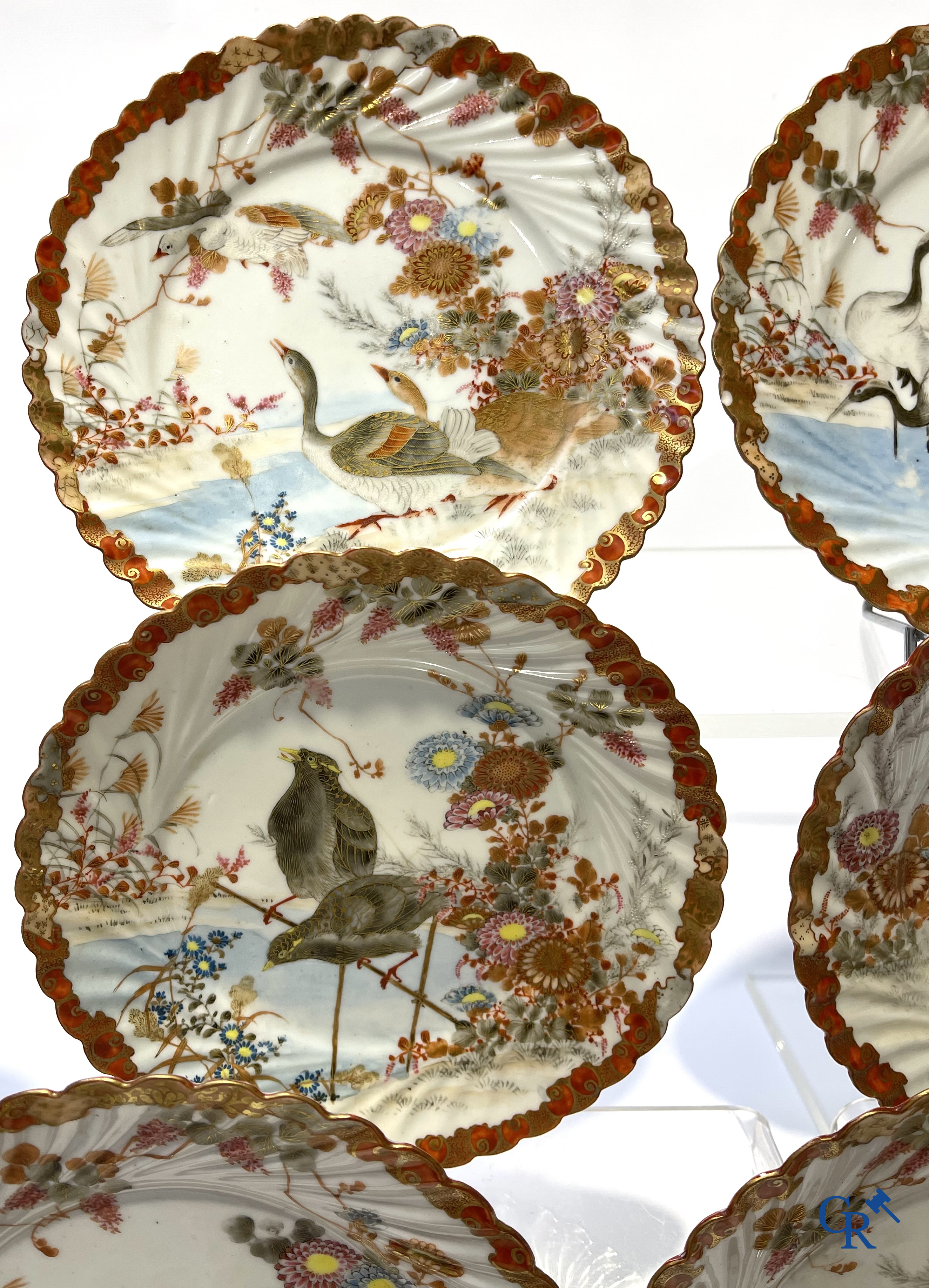 Een mooi lot brocante waaronder een Japans Kutani-porselein servies, een vaas in Val Saint Lambert en een jardinière.