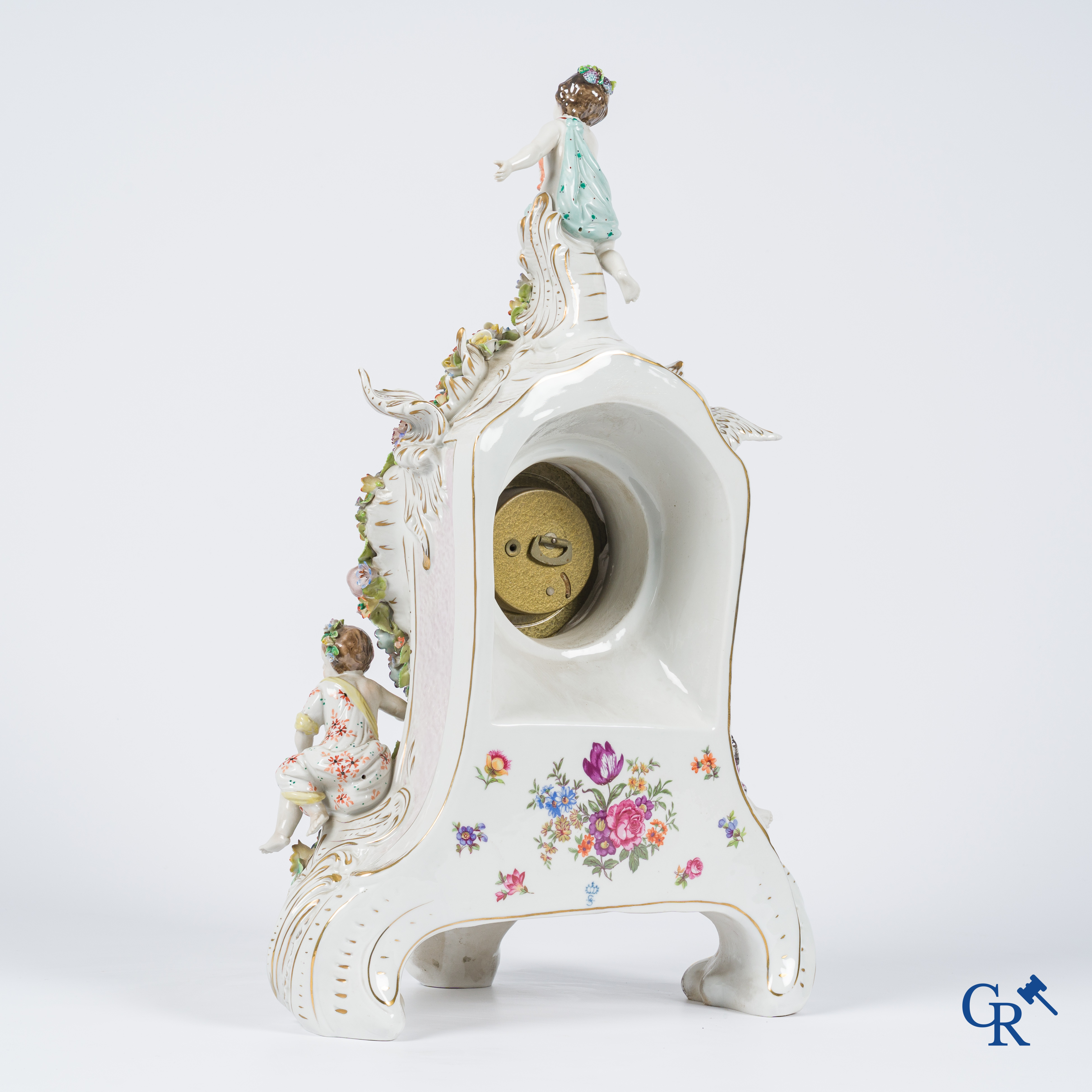 Sitzendorf. Grote pendule in Duits porselein met voorstelling van de 4 jaargetijden.