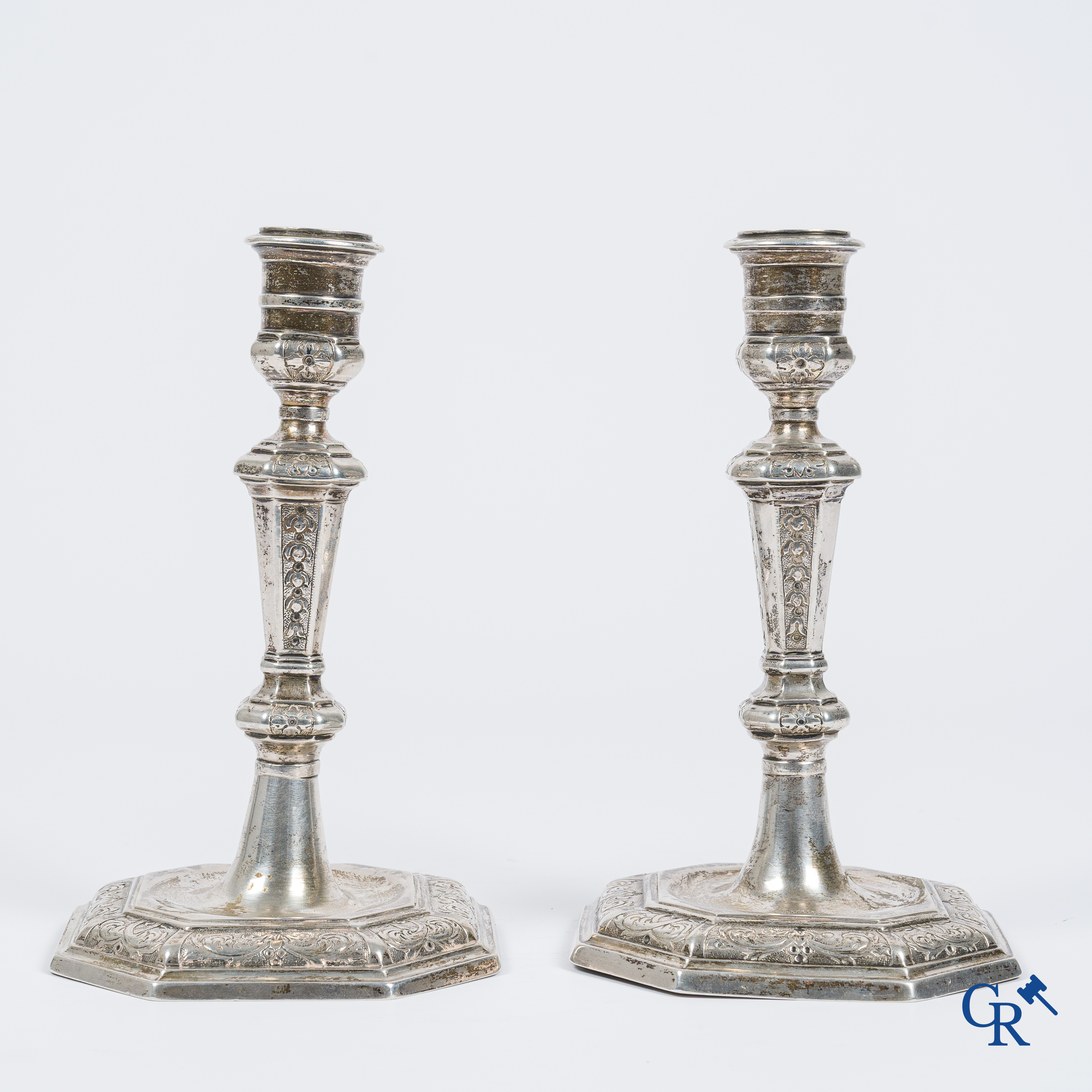 Paar kandelaars in zilver met wapenschilden. Luik, Adelaar met jaartal 1724. Jaarletter N (1 juli 1736-30 juni 1737).