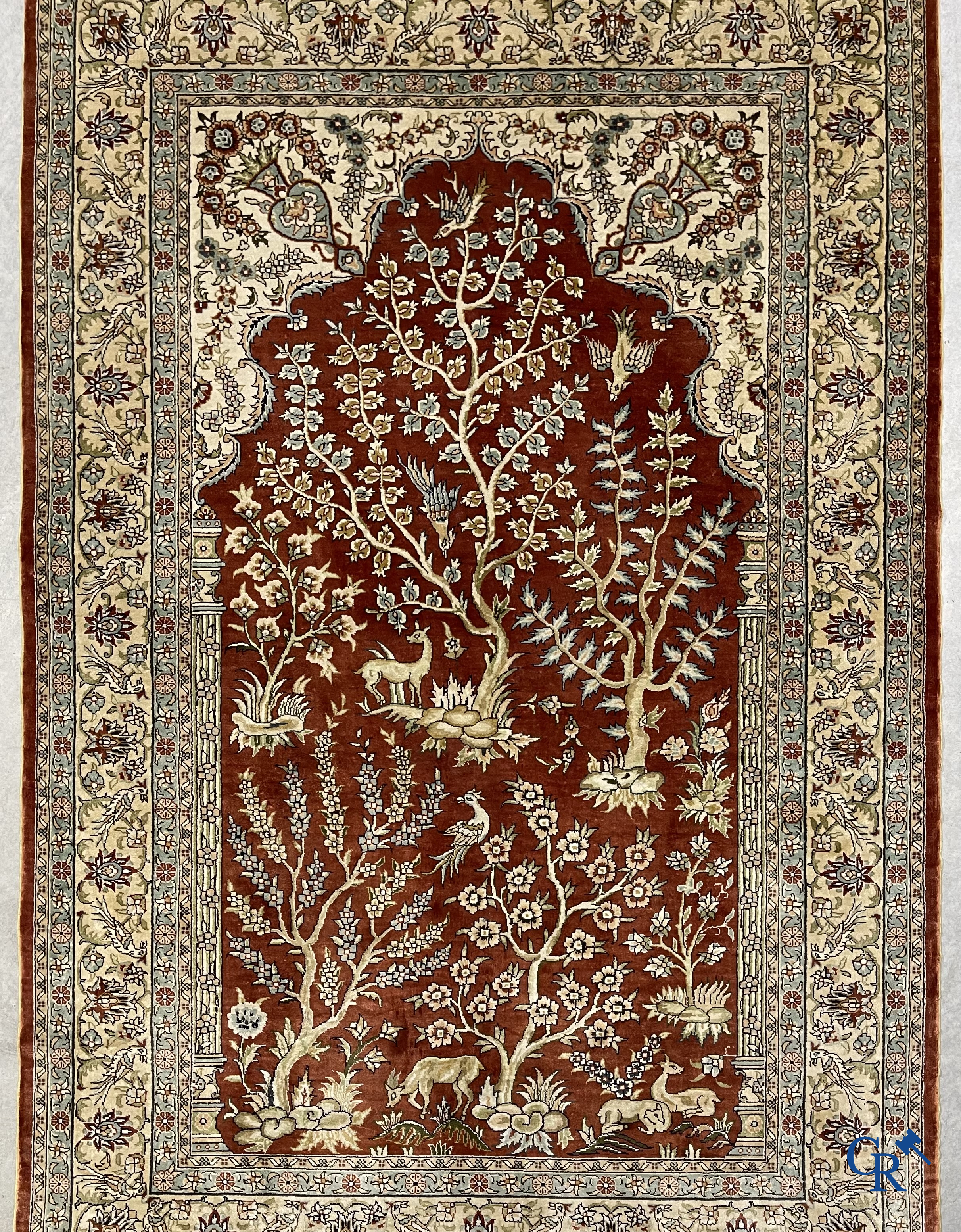 Oosterse tapijten. Hereke. Een fijn handgeknoopt zijden tapijt met dieren en vogels in het woud. Gesigneerd.