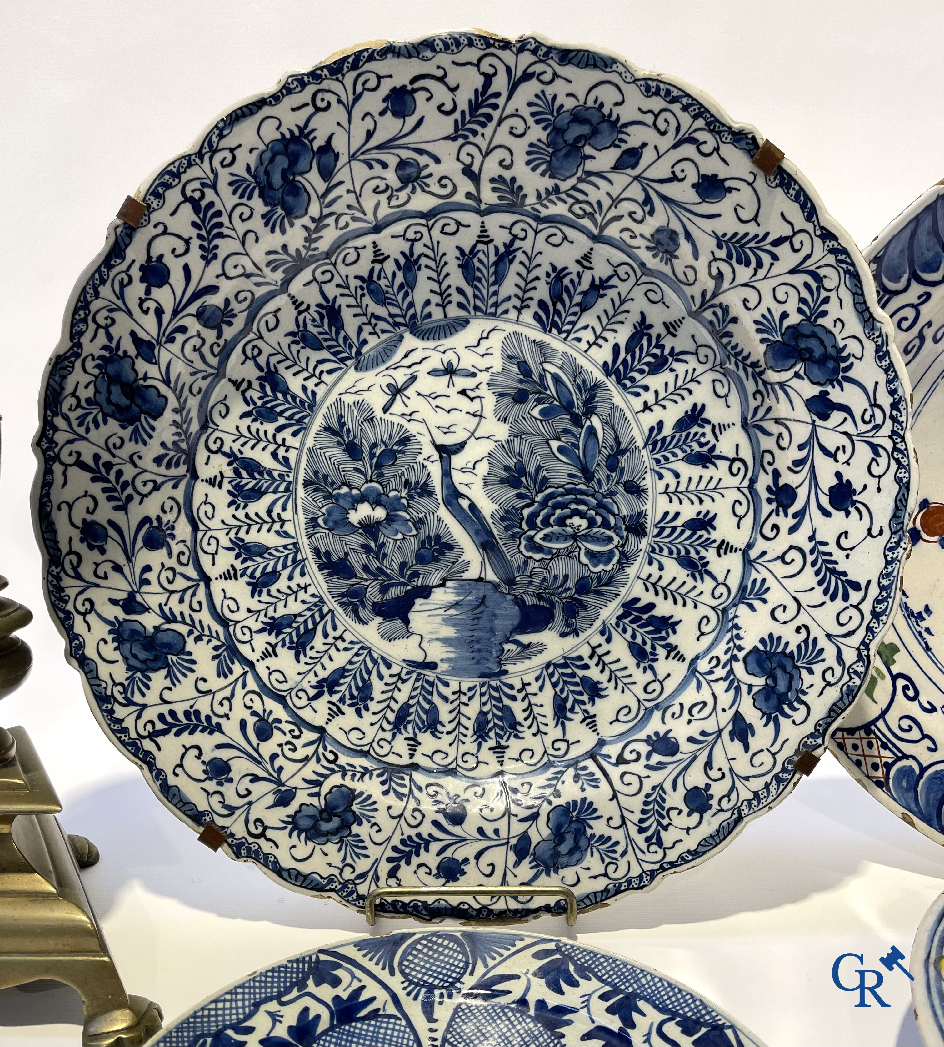 Delft. Een kavel van een paar bronzen kandelaars, 2 antieke Delftse schotel en 2 Delftse borden. 18e eeuw.