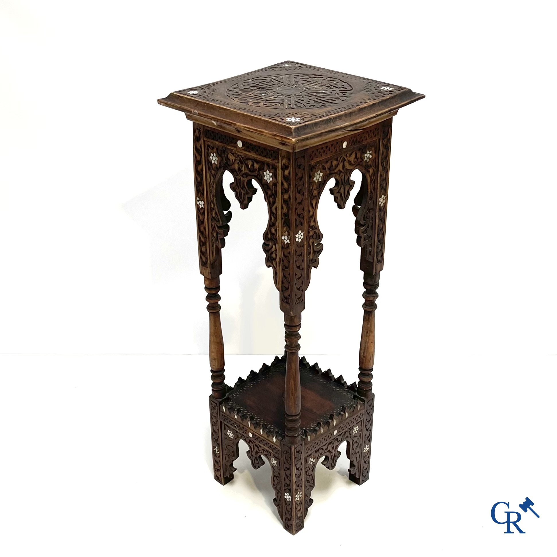 Een hout gesculpteerde sokkel in Oosterse stijl met parelmoer inlegwerk. Circa 1900.