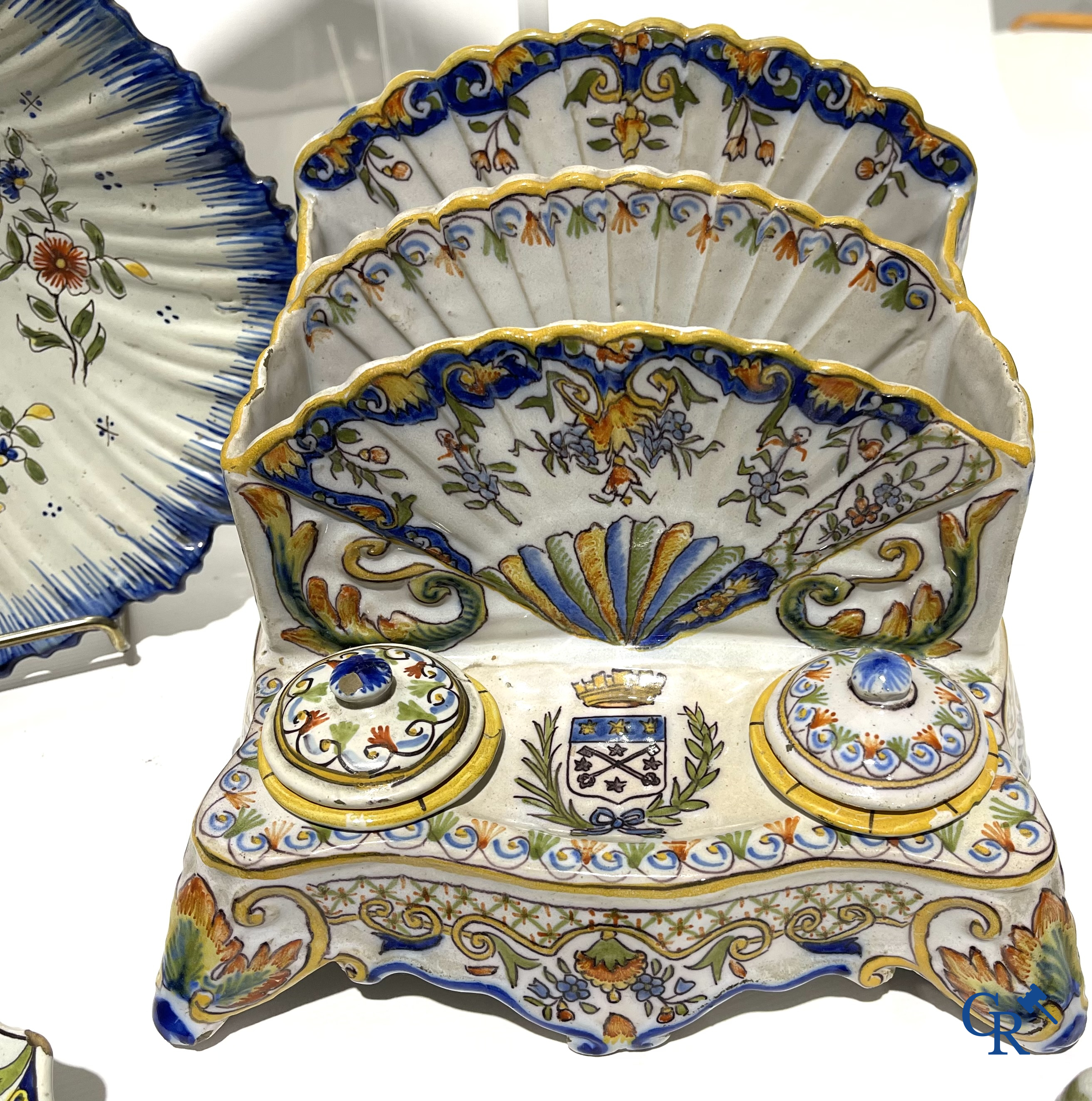 Faience of Rouen, Devres. Interesting and large lot with various polychrome pieces. 19th century.