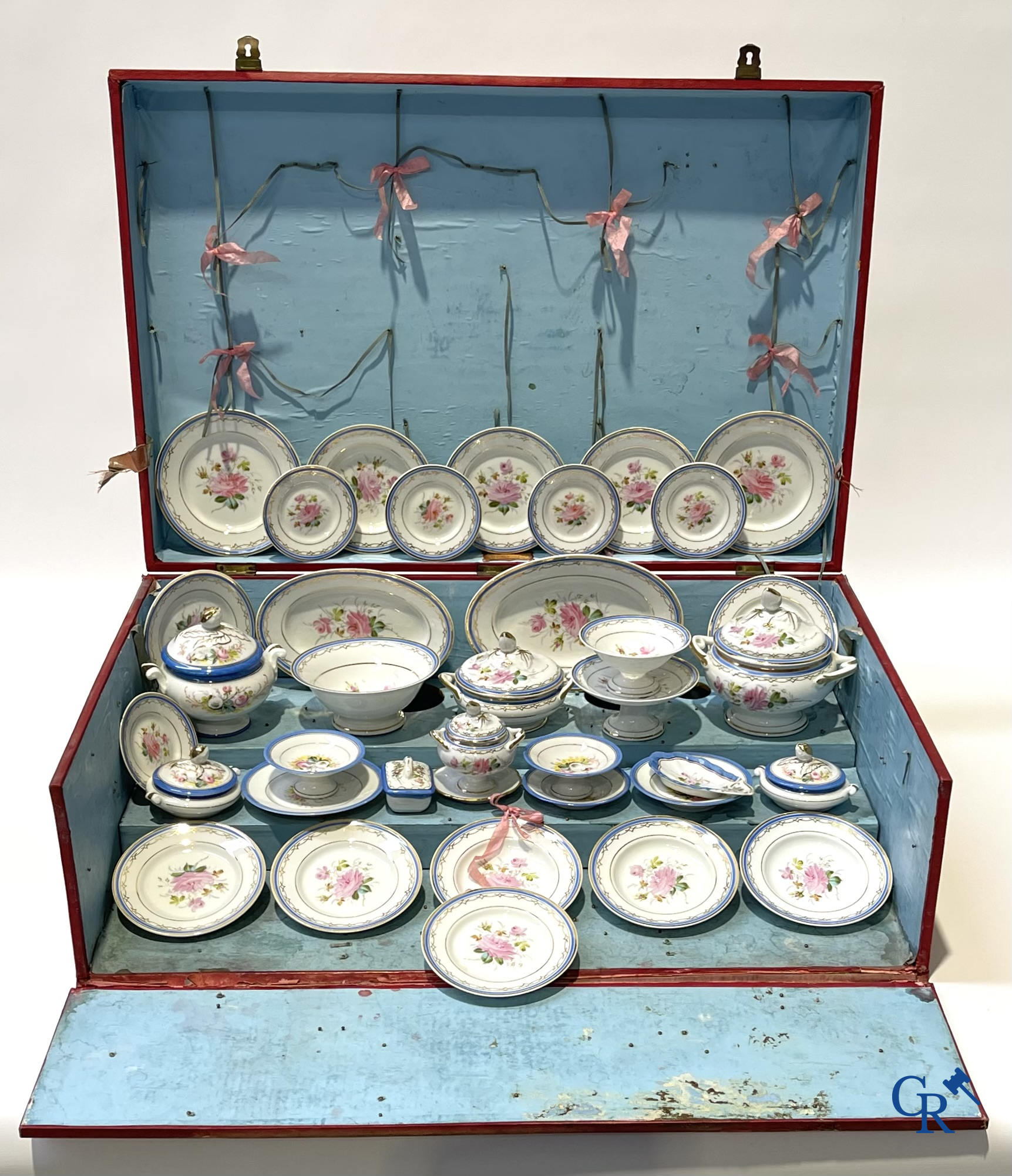 Oud speelgoed, Uitzonderlijk porseleinen poppenservies in originele koffer. Maison Bail, 210, Rue de Rivoli Paris.