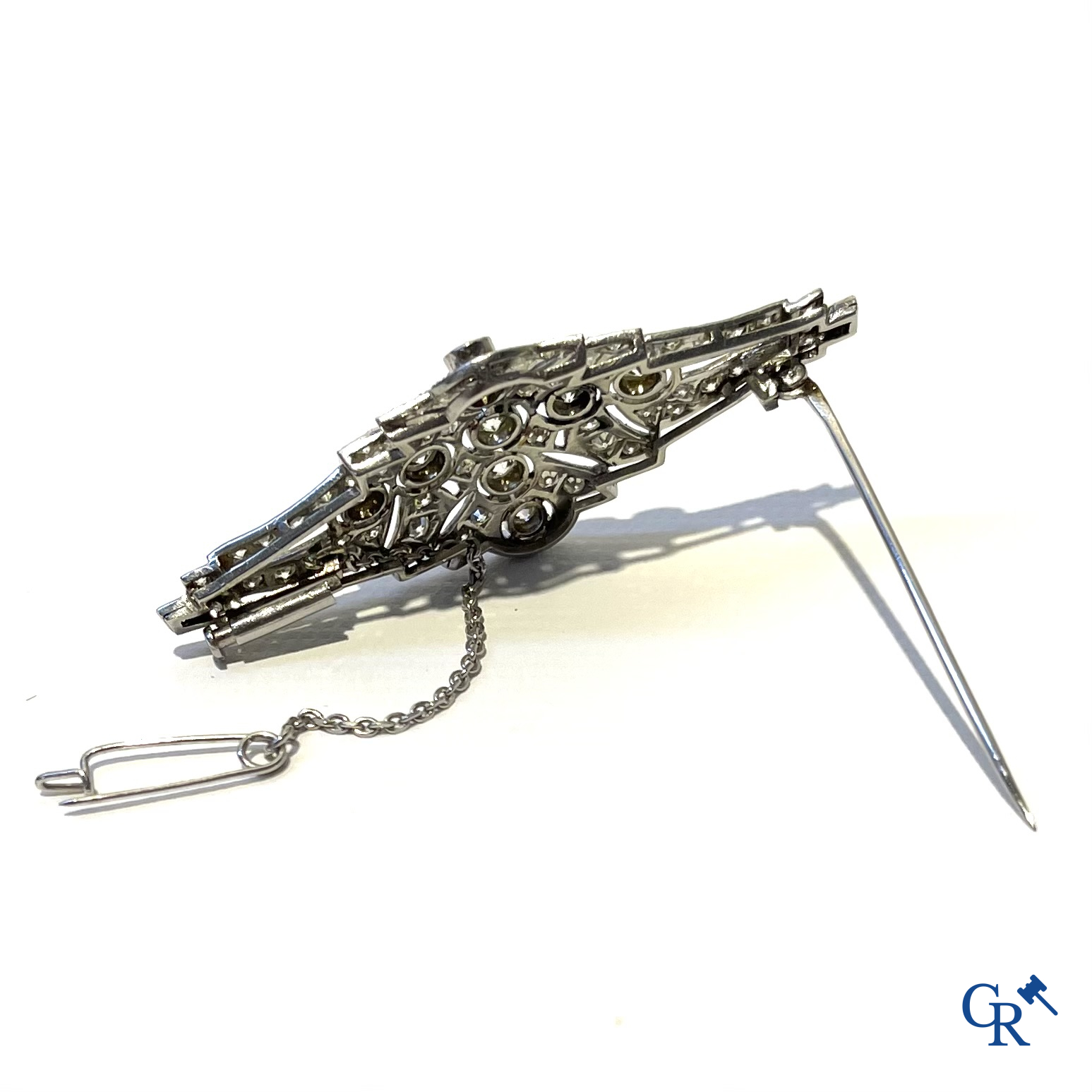 Juwelen: Een broche in witgoud 750°/00 bezet met briljanten.