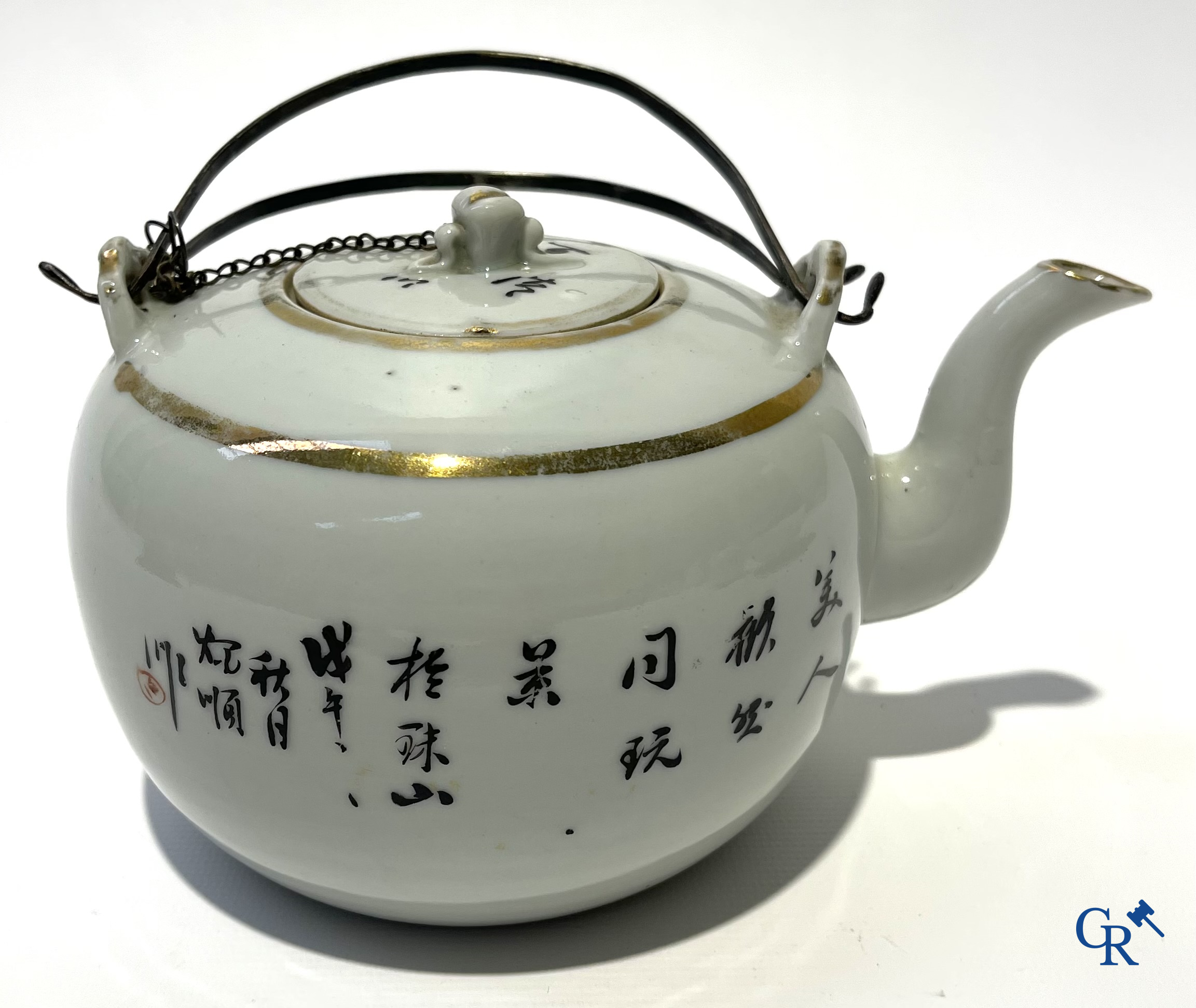 Aziatica. Chinees porselein. Een kavel van 2 Chinese theepotten en een Chinese kom.