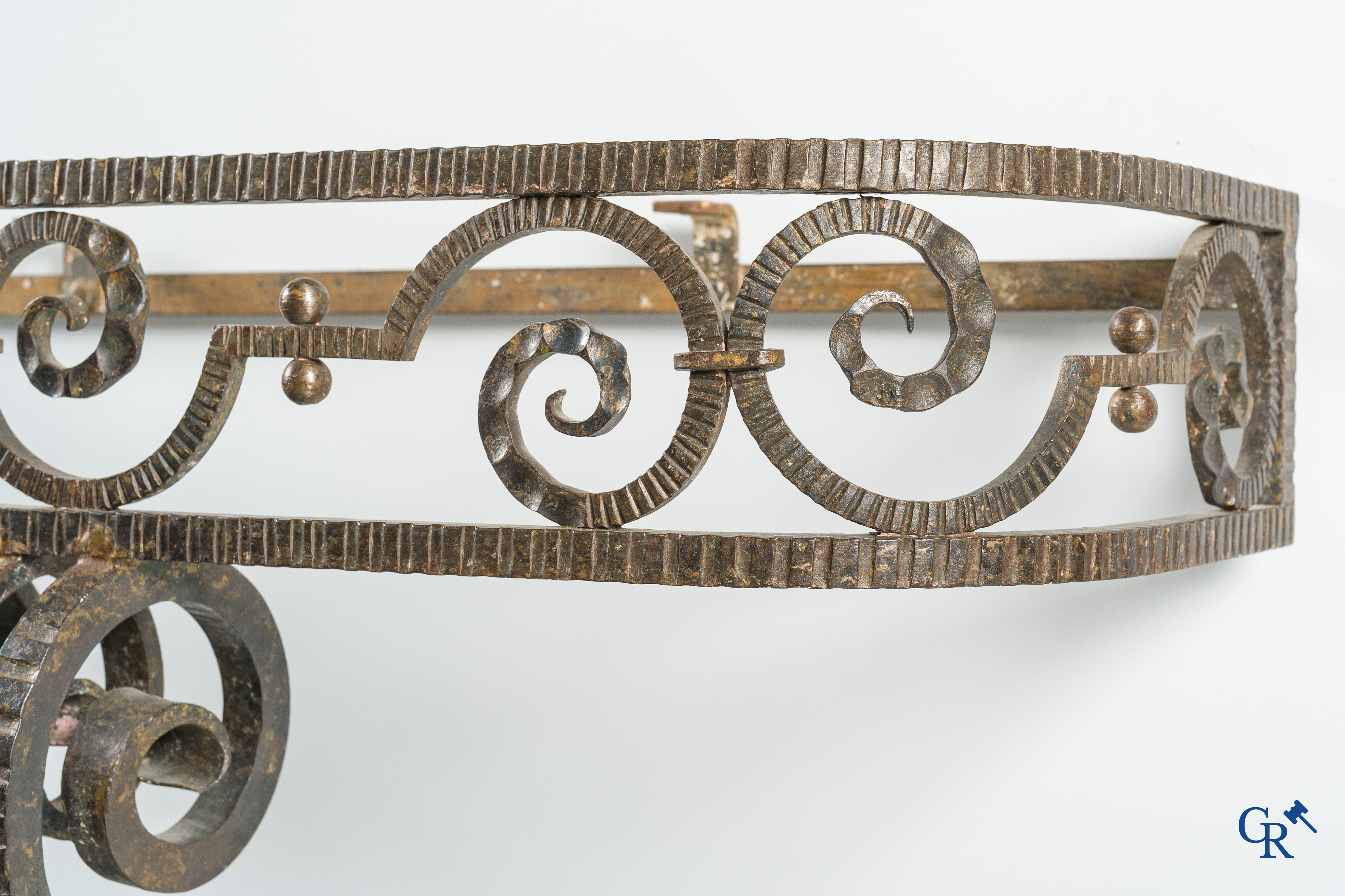 Art Deco. Muurconsole in bewerkt smeedijzer en marmer. Gesigneerd R. Haems. Circa 1930.
