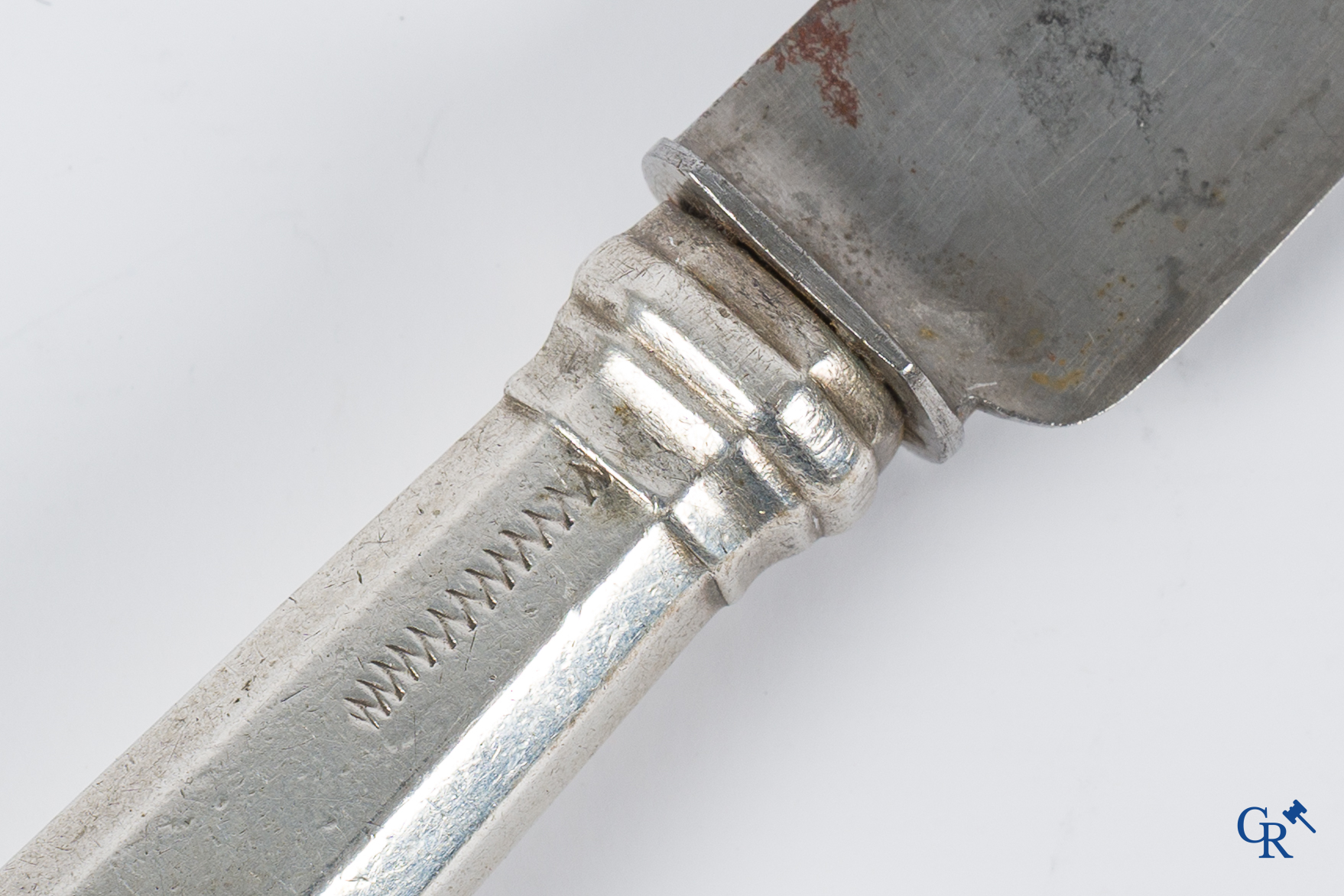 Zilver. Reeks van 6 messen met zilveren handvaten gedecoreerd met wapenschilden. Vermoedelijk Luik, 18e eeuw.