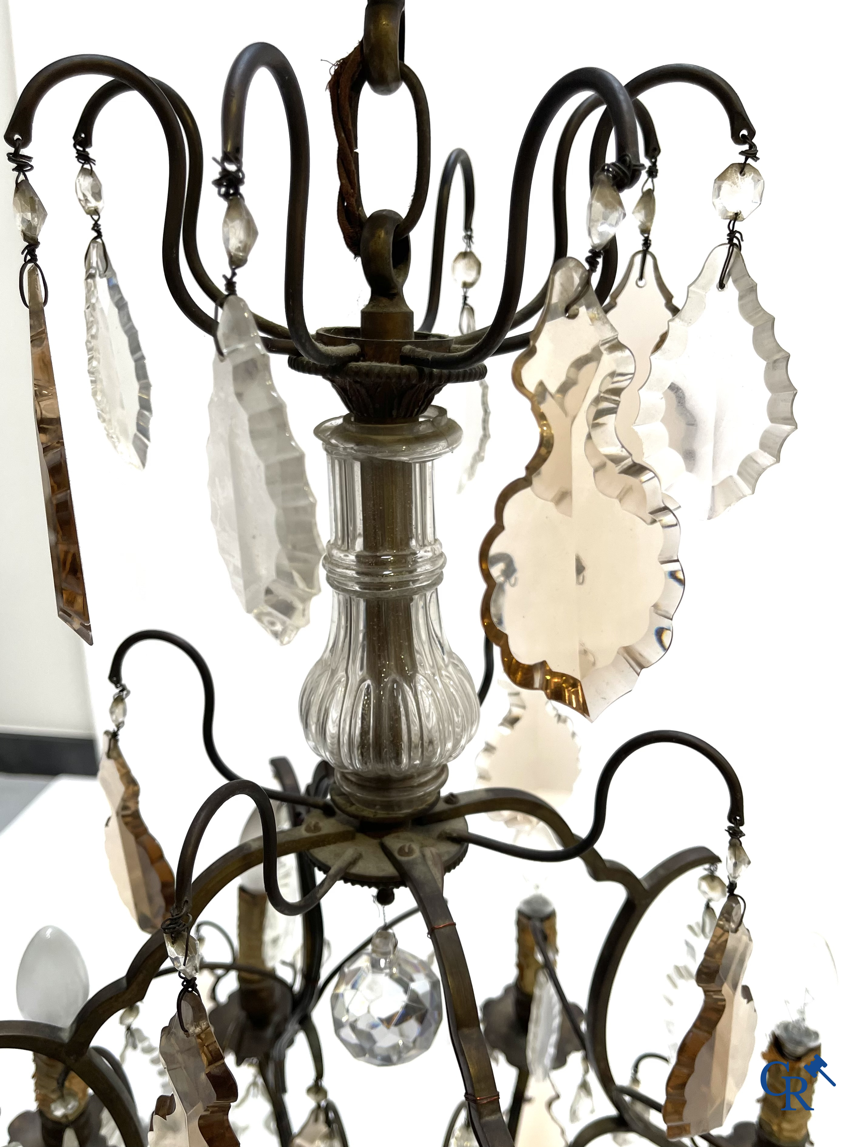 Een kavel van 2 luchters met kristal en een paar bronzen wandlichten.