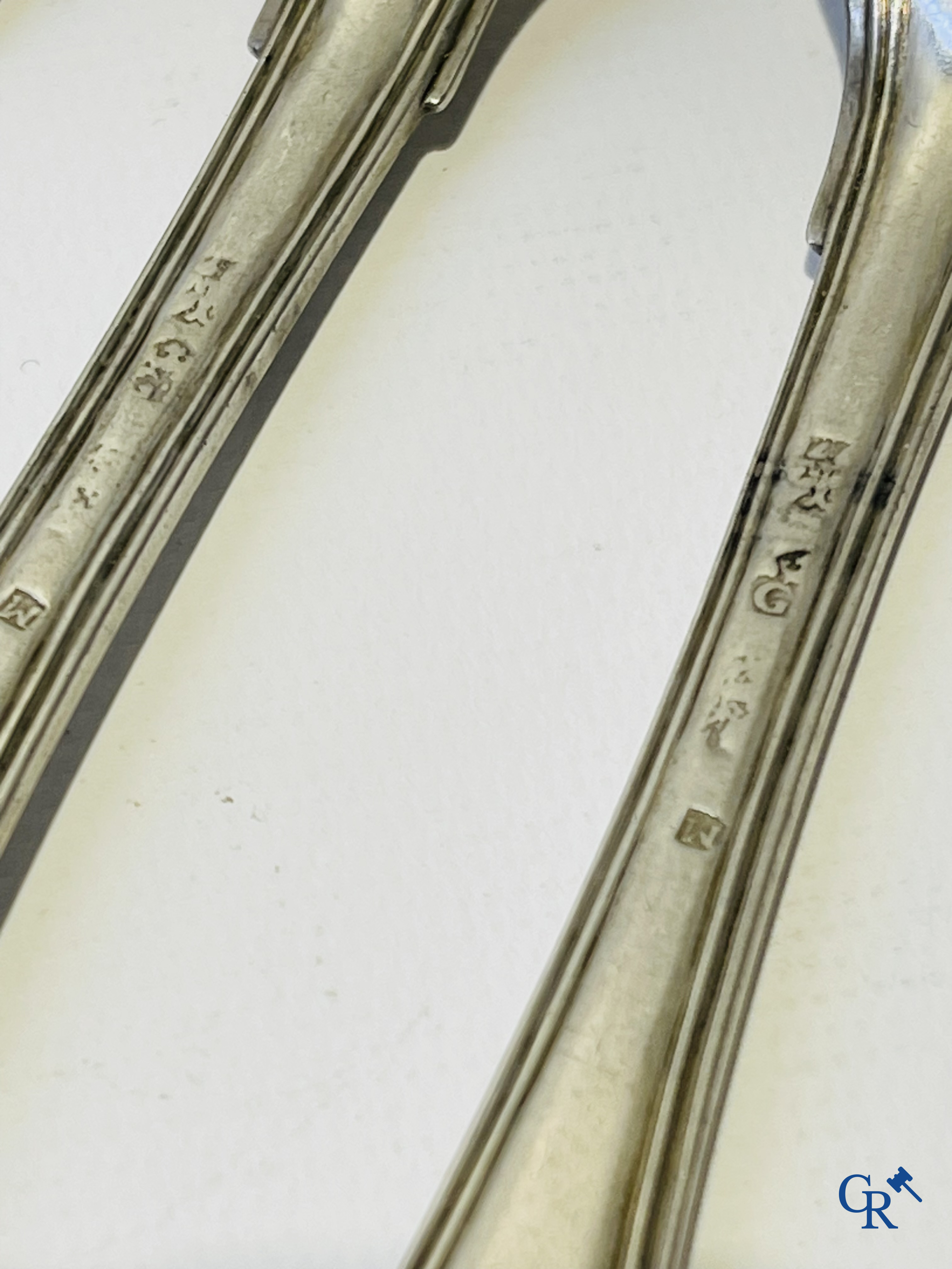 Zilver. Lot betaande uit 12 stuks zilver bestek. België, 18e en 19e eeuw.