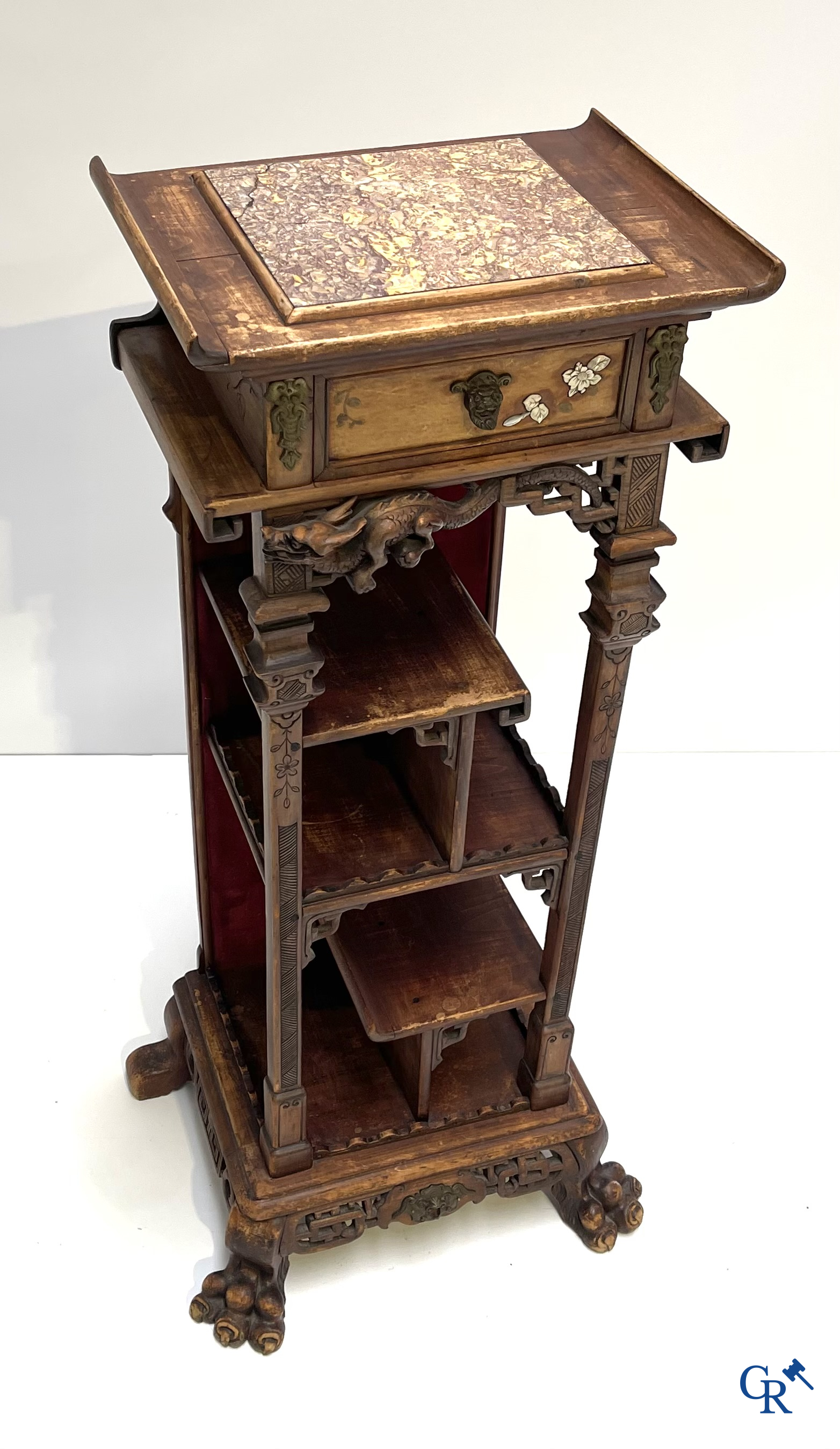 Een piëdestal in Japoniserende stijl met bronsbeslag en inlegwerk. Frans werk toegeschreven aan Viardot. Circa 1890.