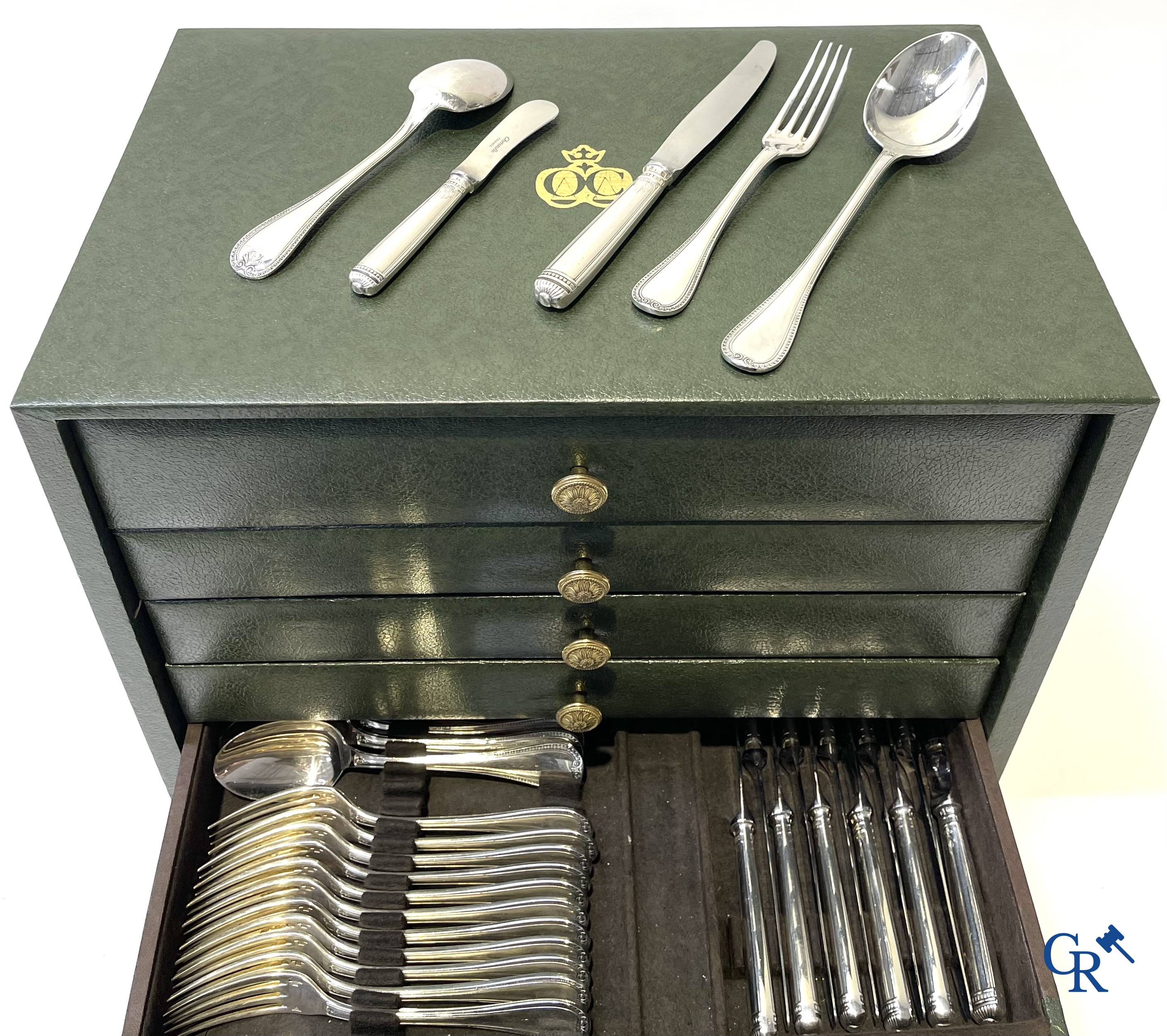 Christofle, een bestekkoffer met verzilverd bestek voor 12 personen. Model Malmaison.