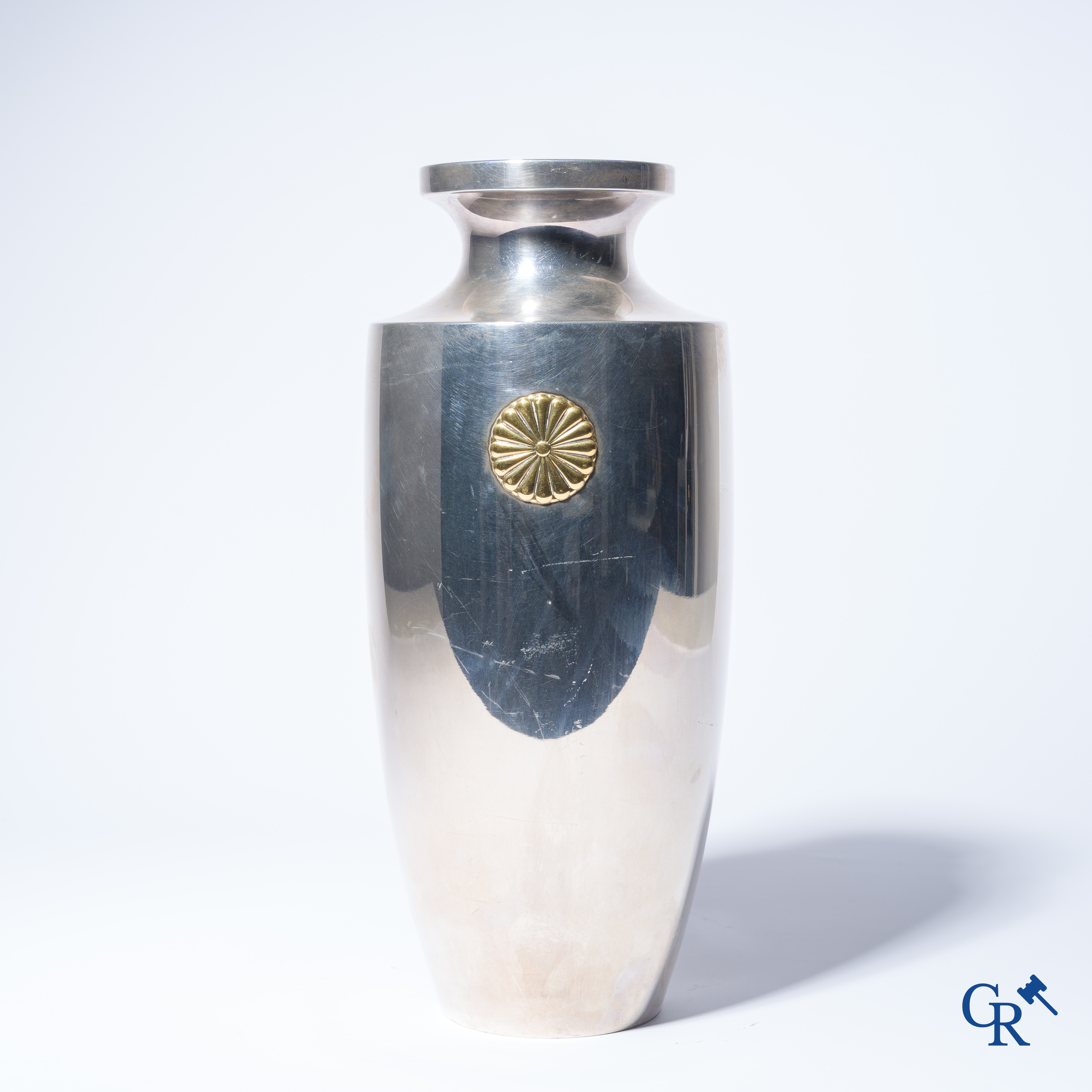 Aziatica. Japanse keizerlijke vaas in zilver gedecoreerd met een gouden floraal medaillon, Kiku Mon. 20ste eeuw.