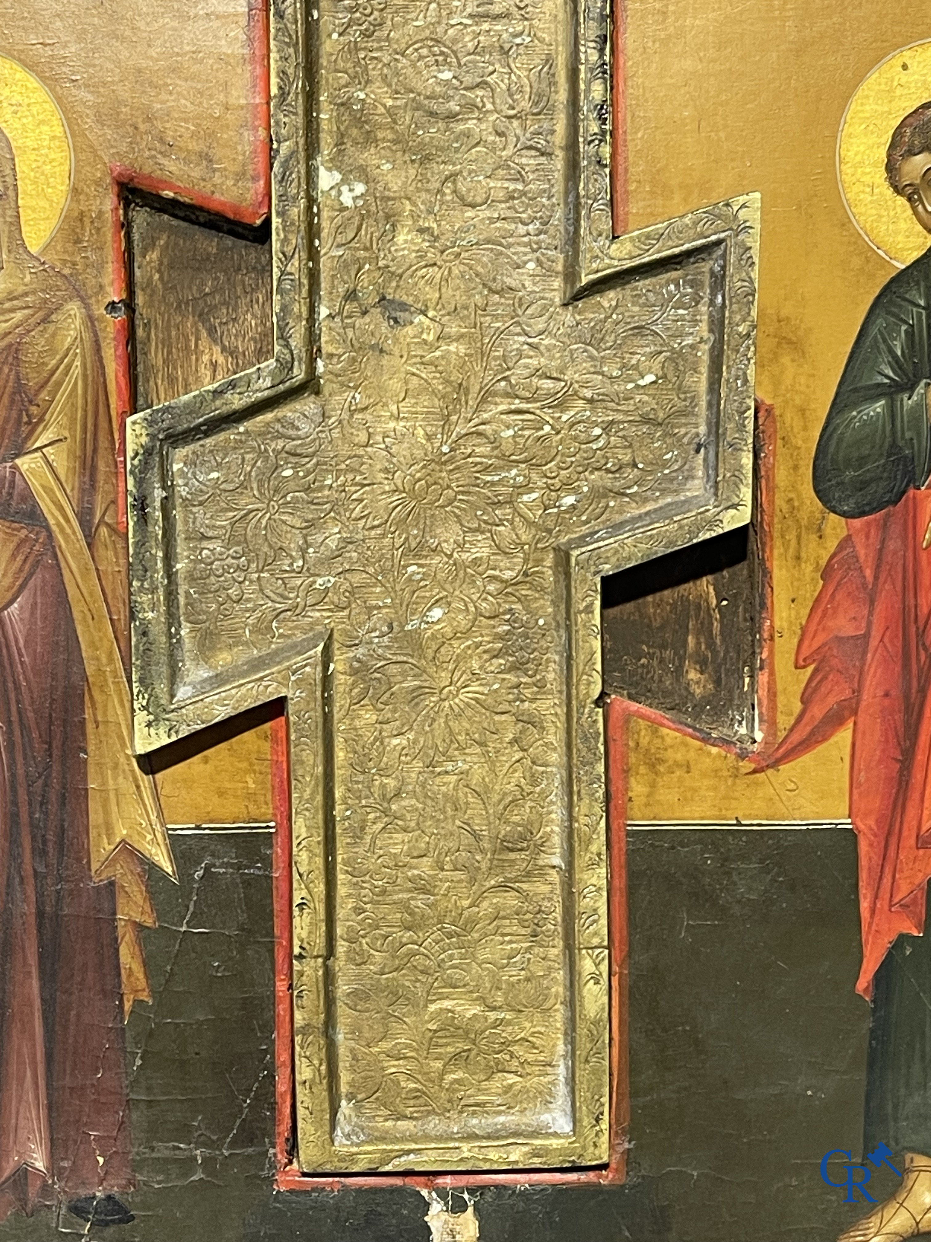 Icoon. Grote Russische Orthodoxe icoon met een ingelegd bronzen kruisbeeld. 19e eeuw.