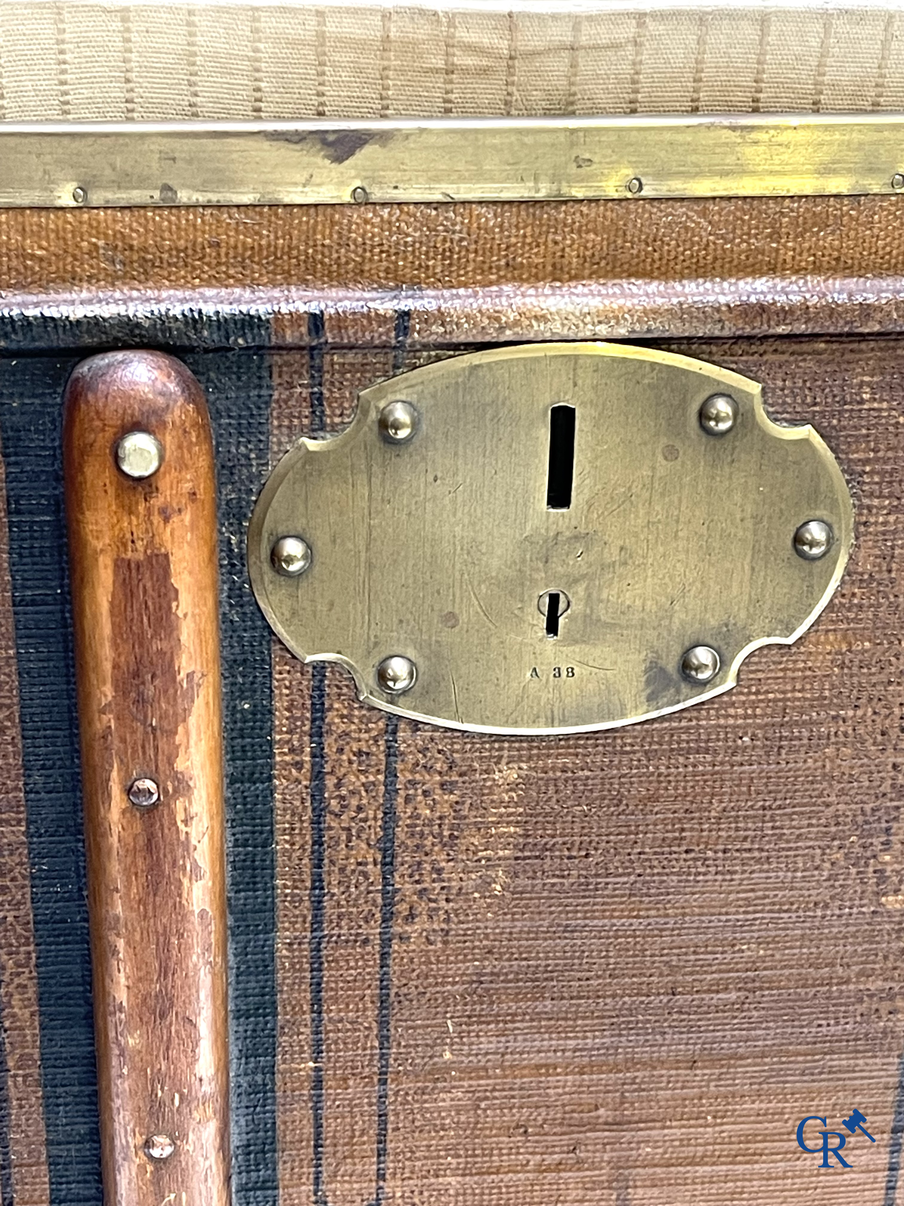 Antieke koffer. Buitengewone grote reiskoffer met dressing. Meerdere schuiven en opbergvakken. Circa 1900.