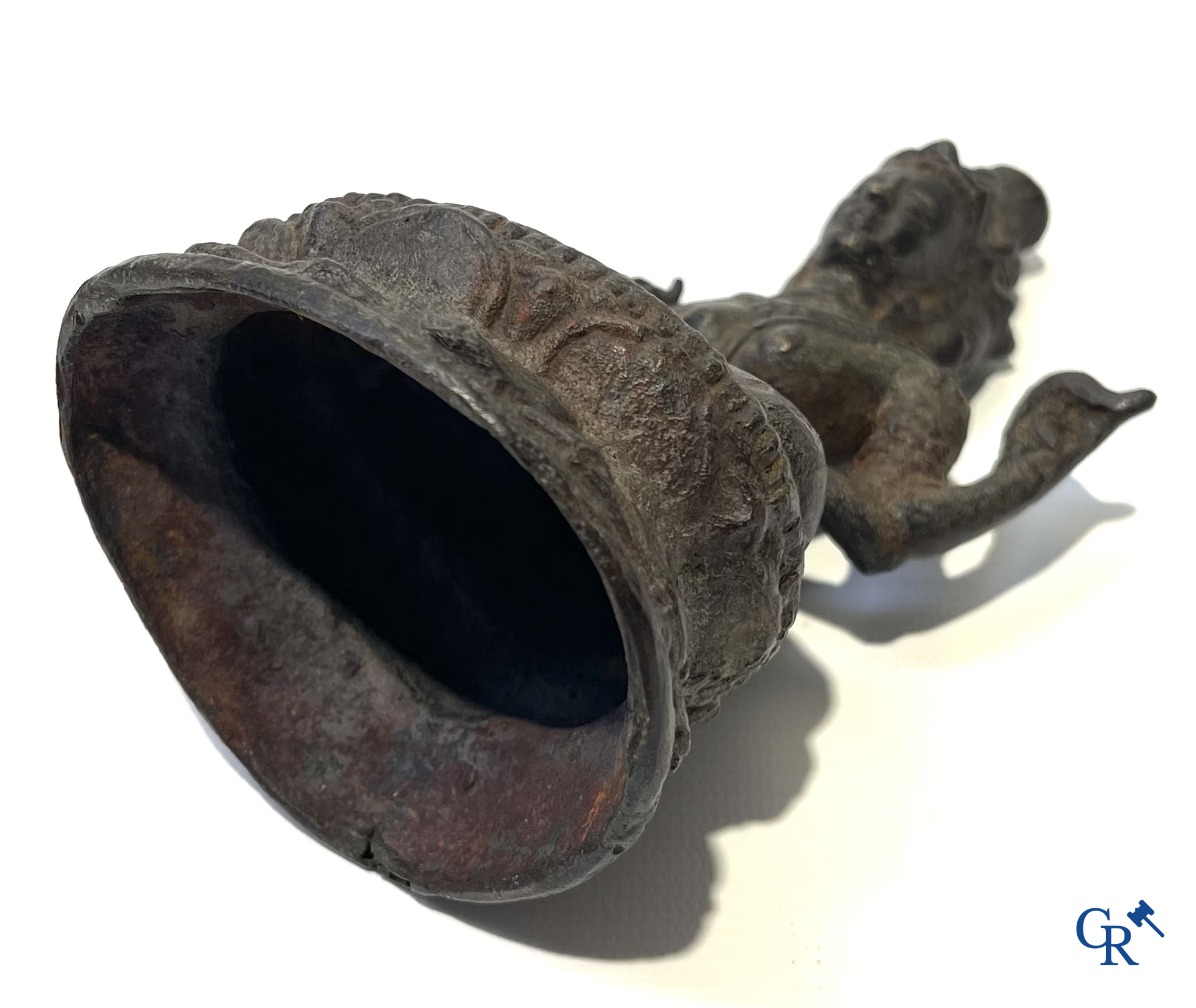 Aziatica. Een zilver, jade en filigraan dekselpot, 2 geëmailleerde filigraan Fo-honden en een bronzen boeddha.