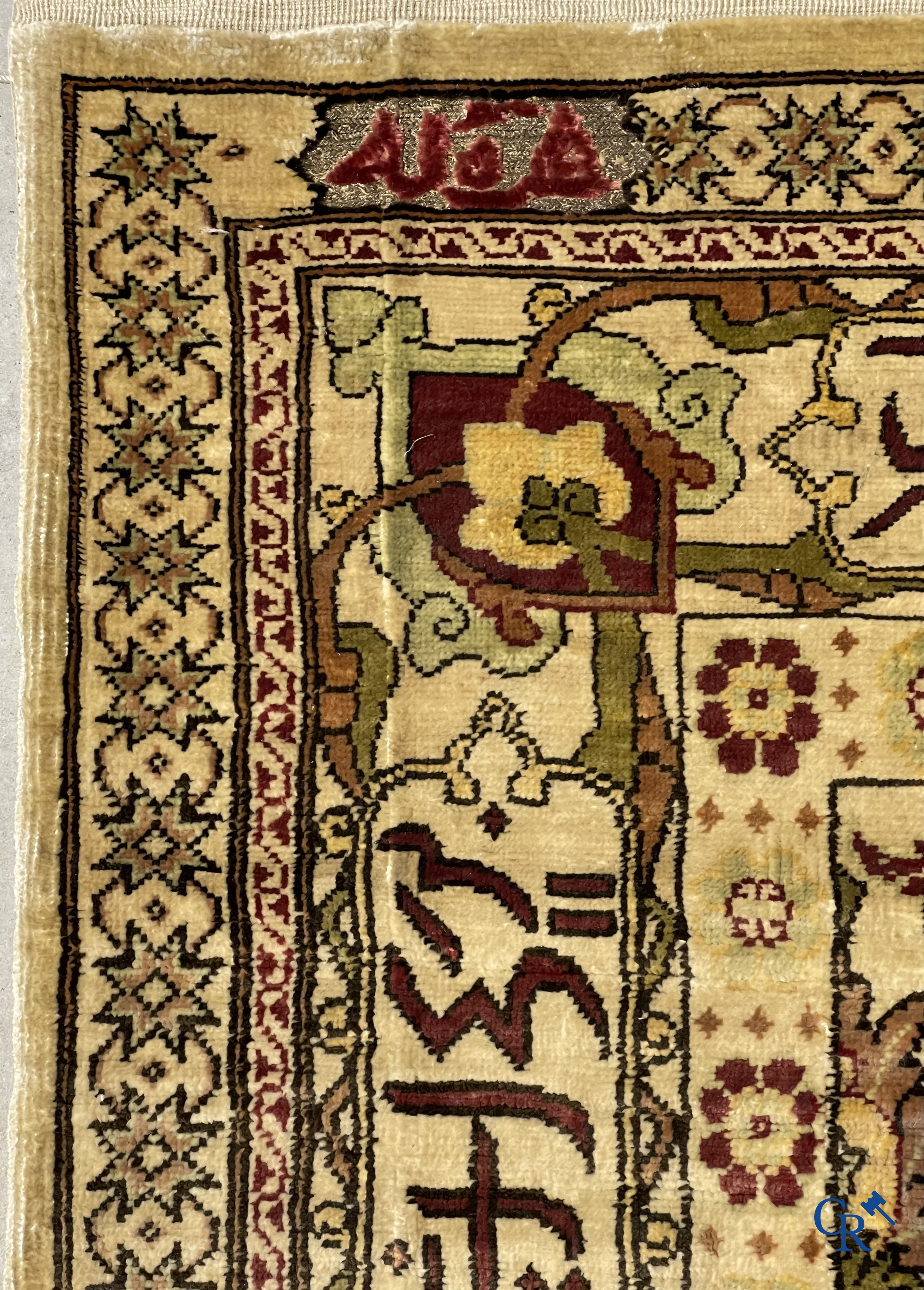 Oosterse tapijten. Hereke, een zijden tapijtje met inscripties. Gesigneerd.