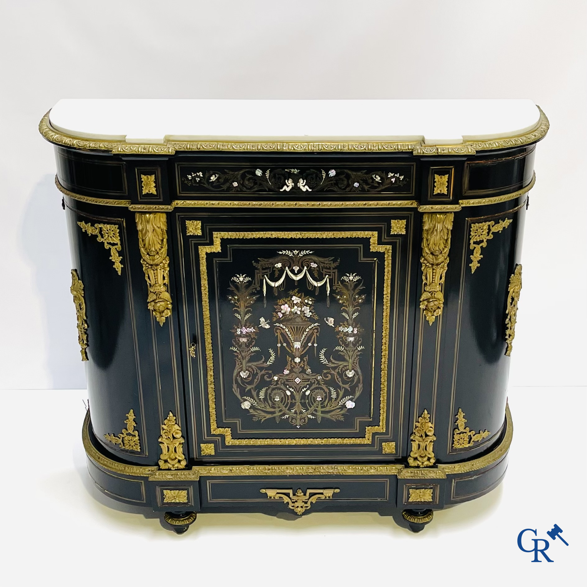 Napoleon III meubel in zwartgelakt hout en bronsbeslag. Marquetterie in de stijl van Boulle en parelmoer inlegwerk.