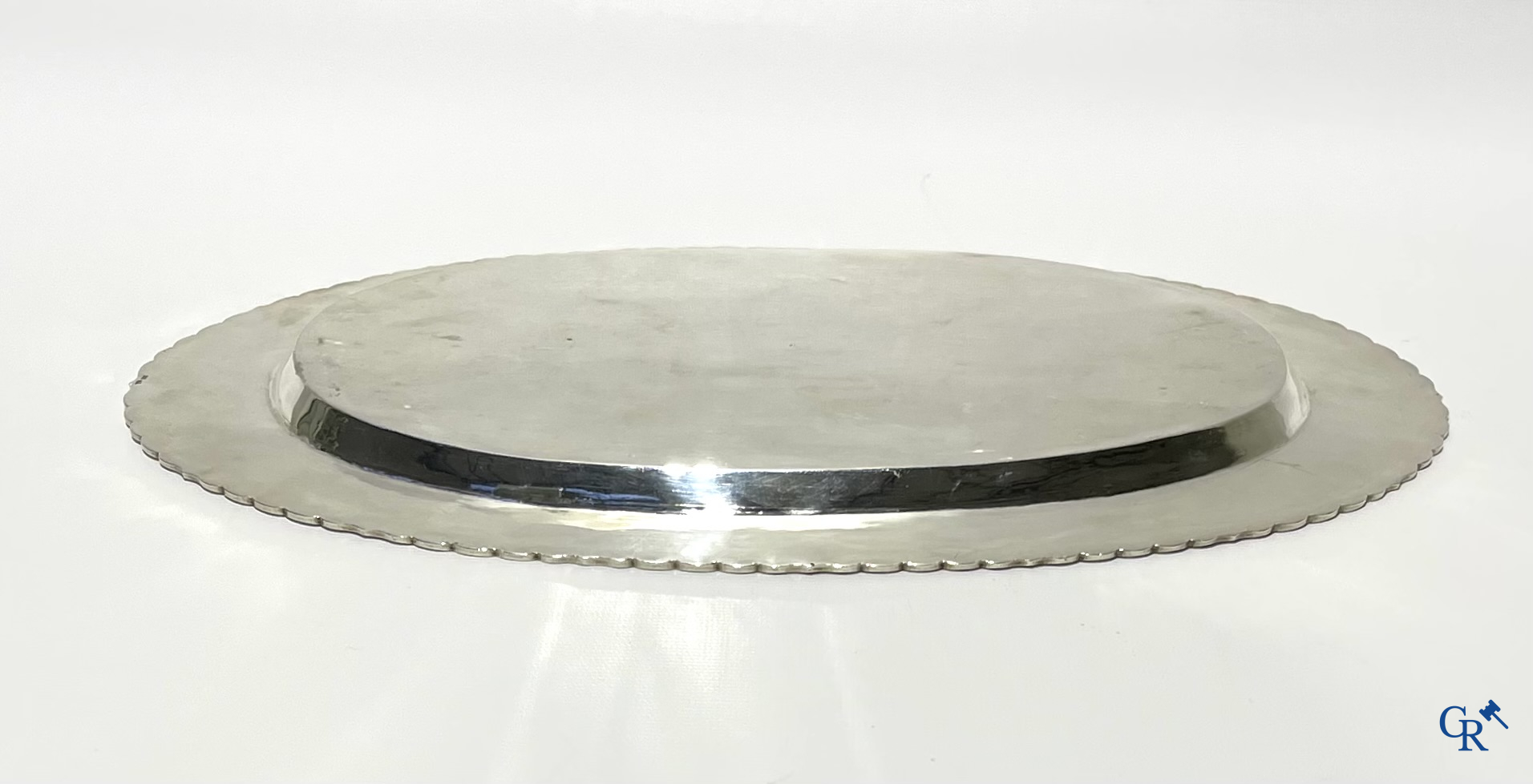Zilver. Een ovaal dienblad in Sterling zilver. Gemerkt TOM 925.