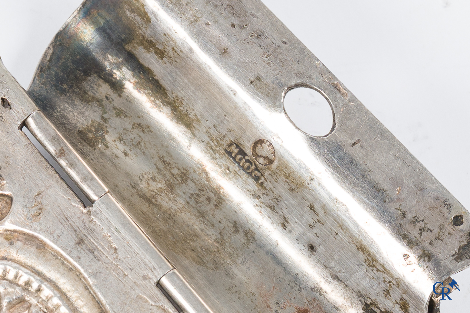 Zilver. 2 boeksluitingen en een riem gesp in bewerkt zilver. 18e-19e eeuw.