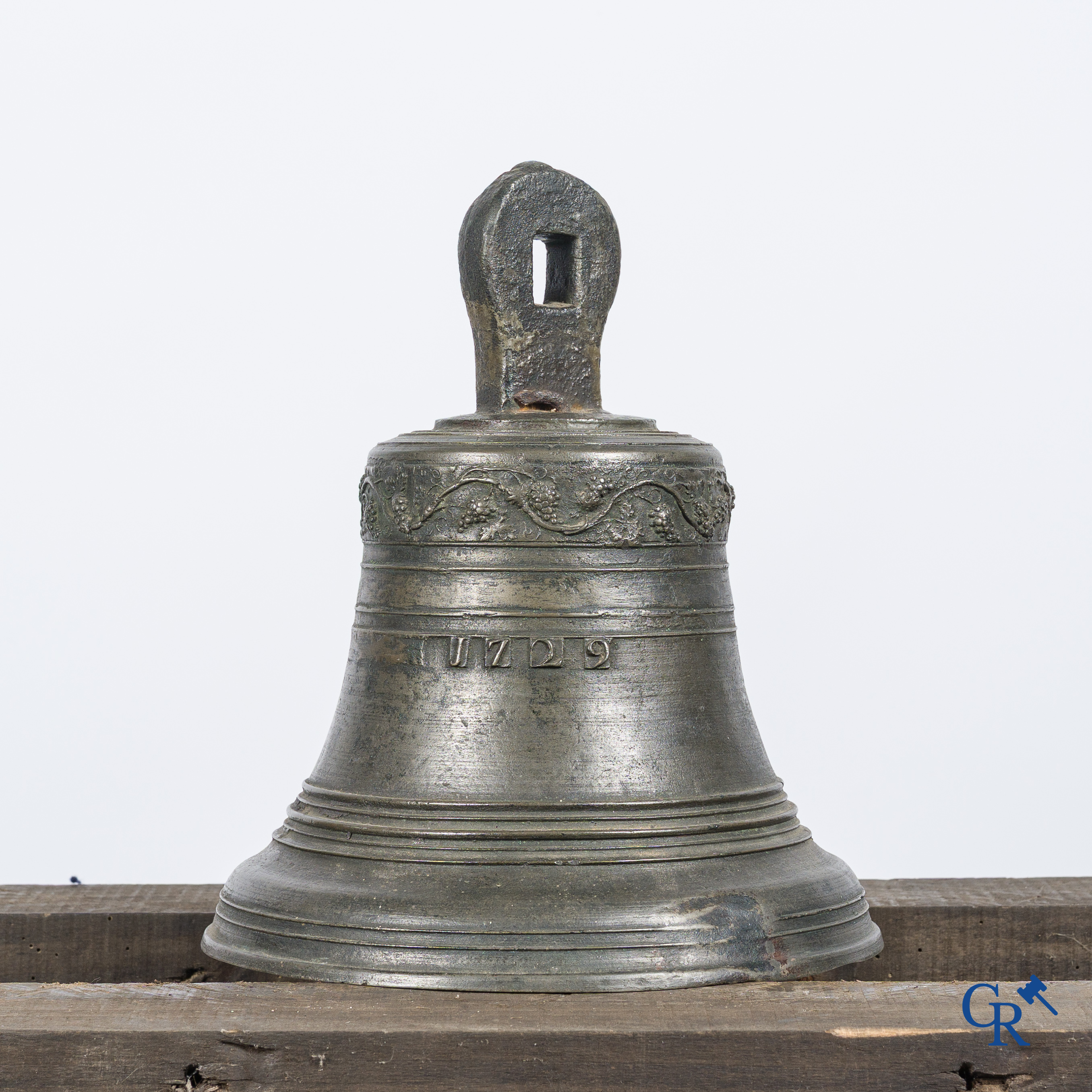 Antieke bronzen bel gedateerd 1729. Gedecoreerd met wijnranken. Frankrijk, Champagnestreek begin 18e eeuw.