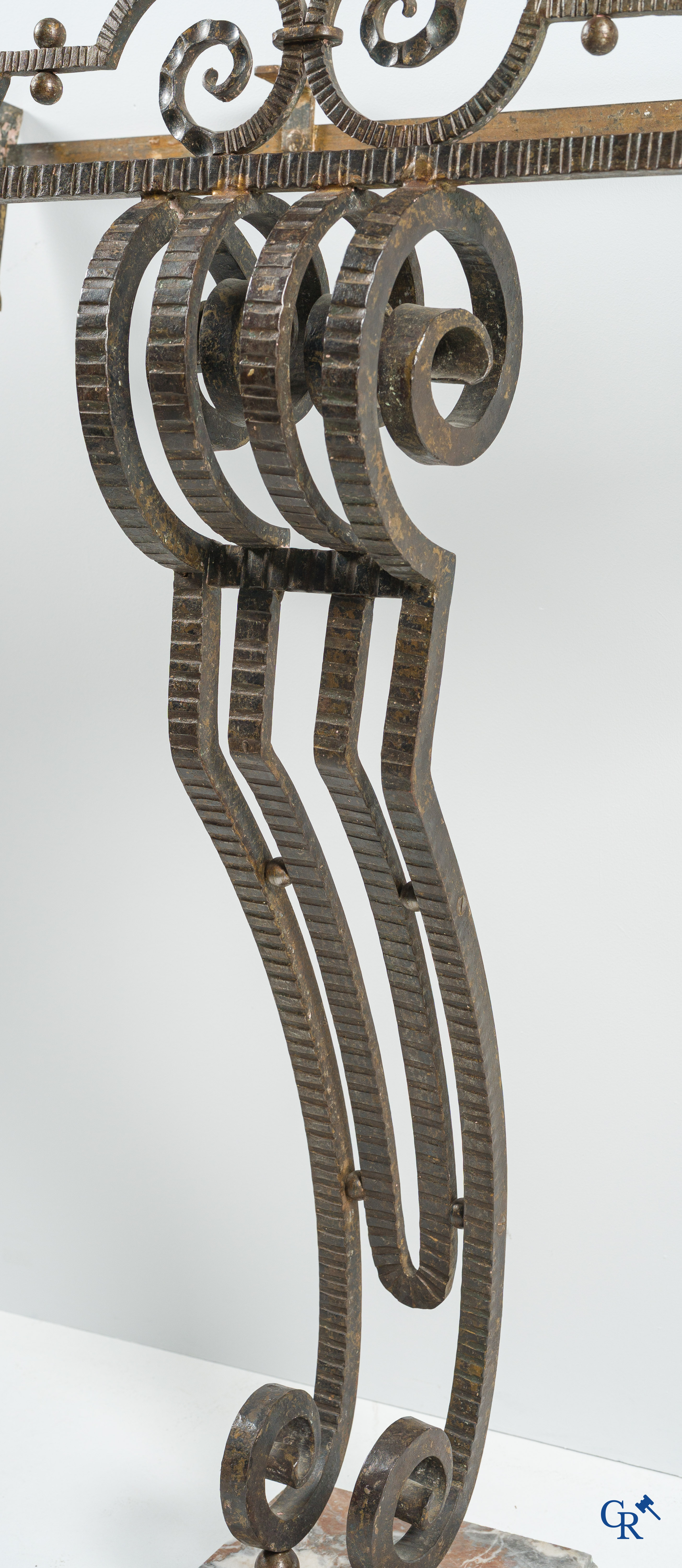 Art Deco. Muurconsole in bewerkt smeedijzer en marmer. Gesigneerd R. Haems. Circa 1930.